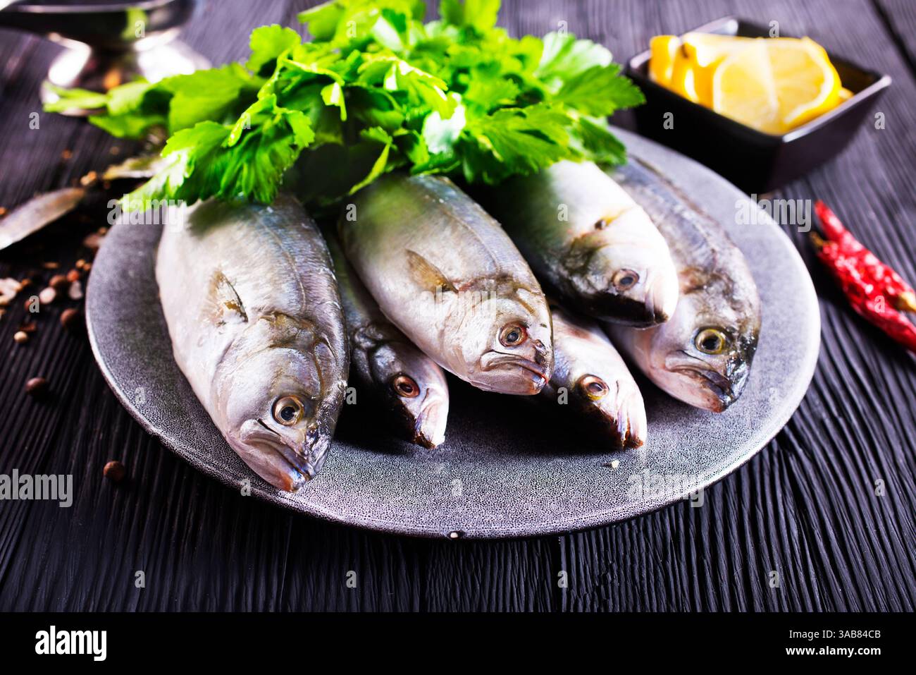pesce piccolo su piatto grigio Foto Stock