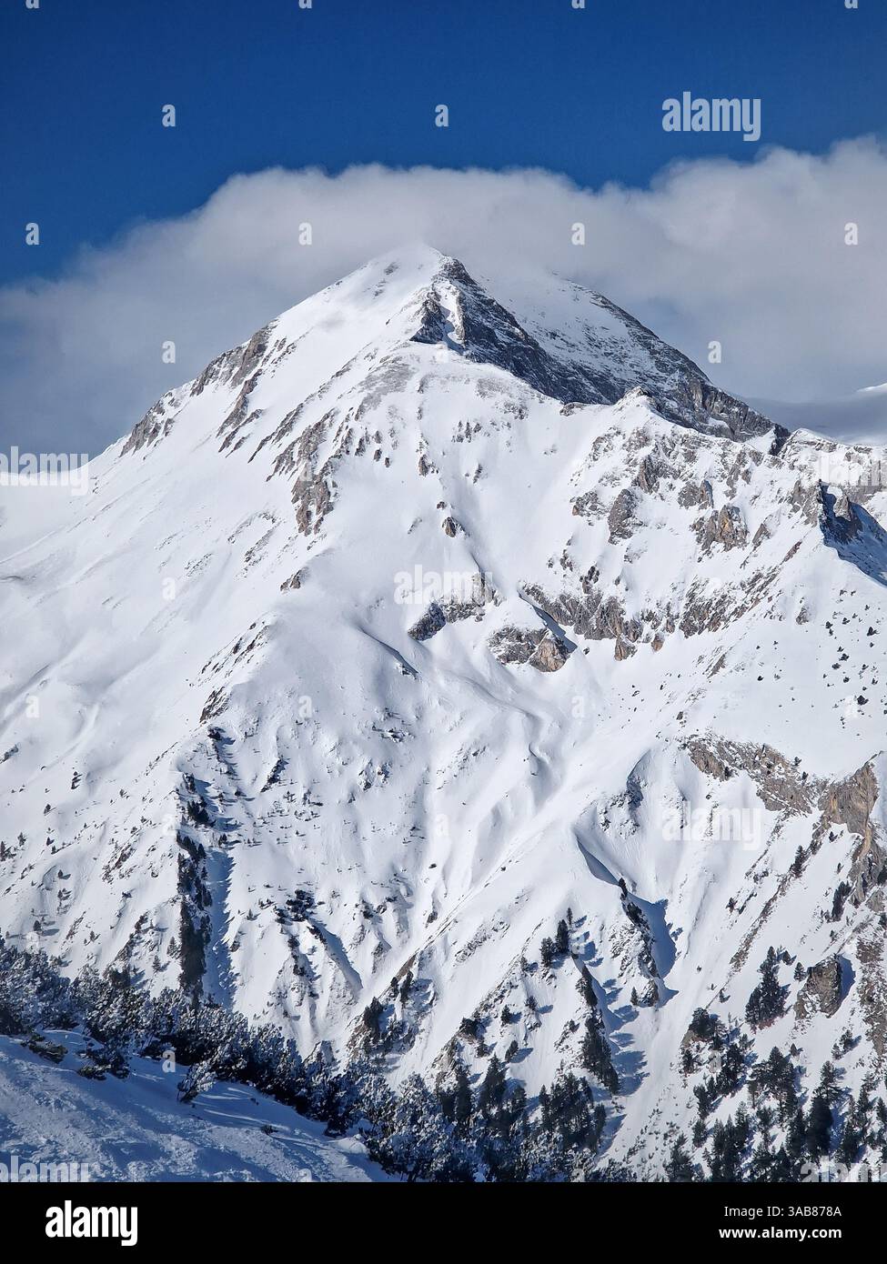 Vetta rocciosa invernale coperta di neve, splendida vista aerea - Immagine stock catturata con smartphone