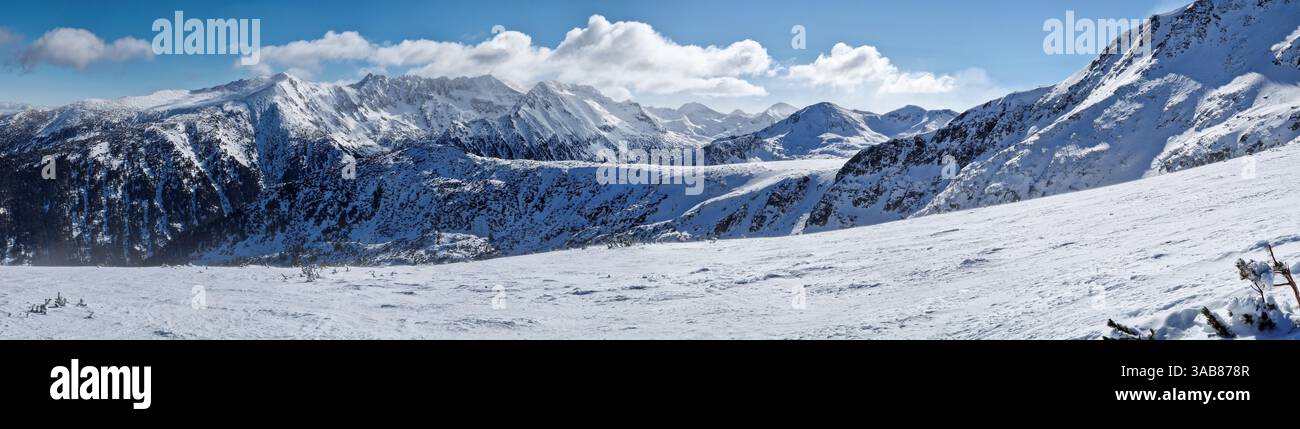Maestoso panorama delle montagne balcaniche. Cime rocciose ricoperte di neve in Bulgaria - Immagine stock catturata con smartphone