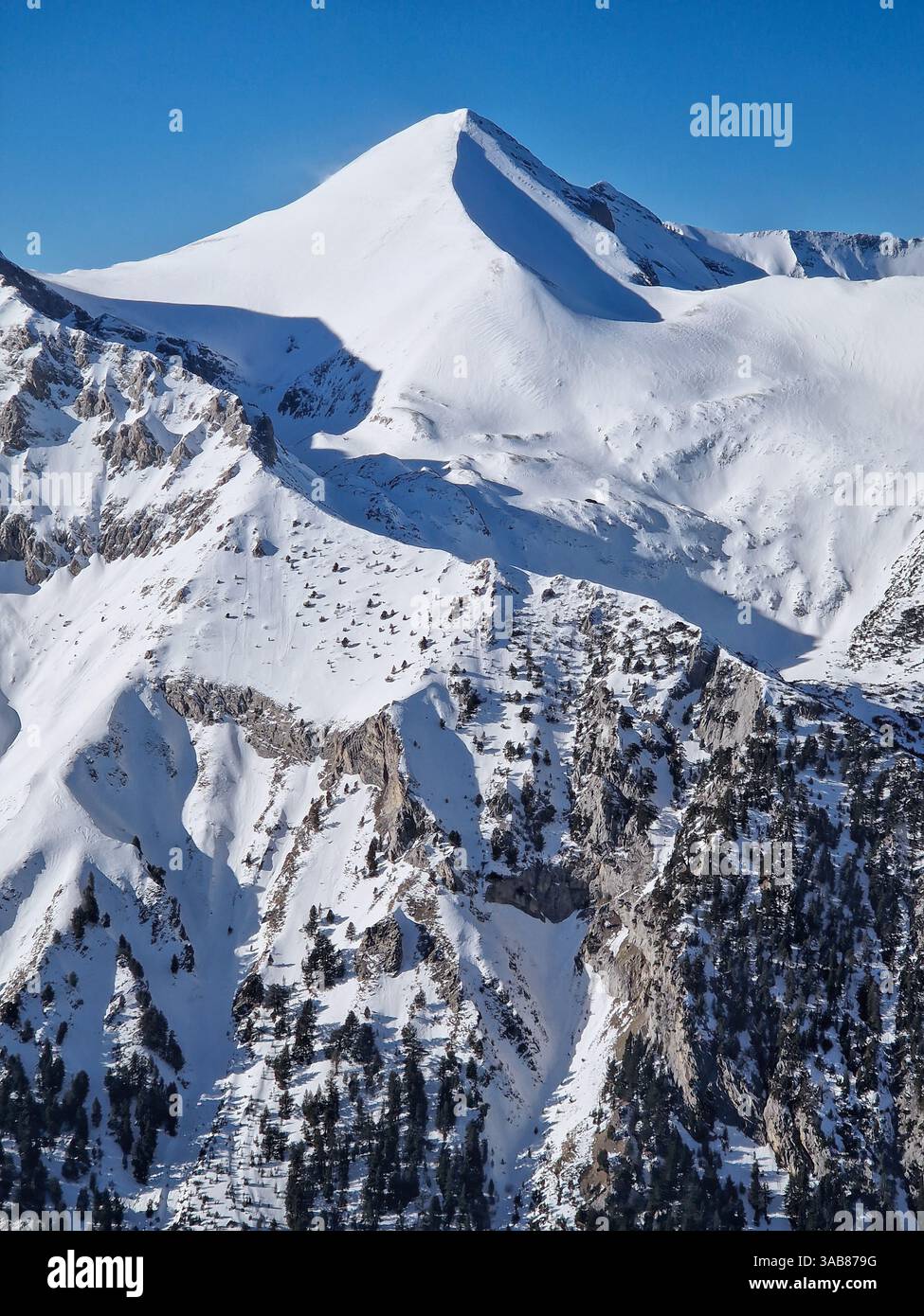 Vista ravvicinata della cima rocciosa della montagna coperta di neve - Immagine stock catturata con smartphone