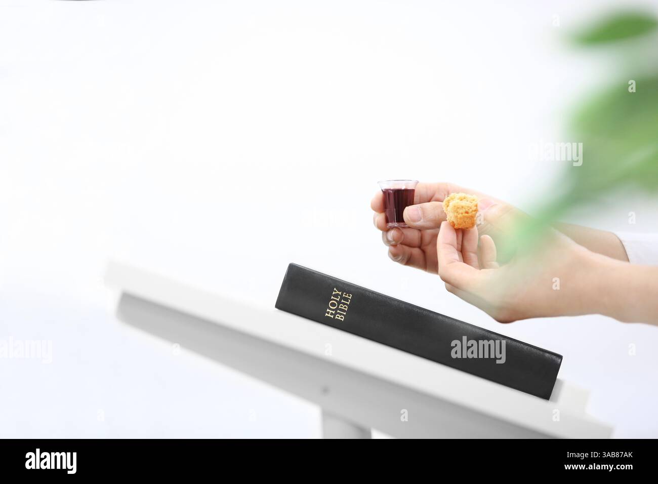 Settimana Santa Comunione Chiesa, cristiani che pregano con bicchieri di pane e vino simboleggianti il sangue e il corpo sacro di Gesù, sfondo pasquale quaresimale Foto Stock