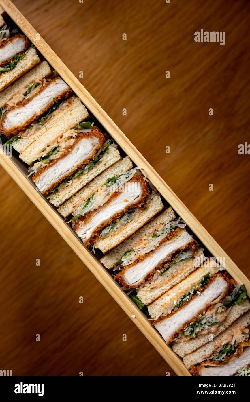 Katsu Sando giapponese croccante: Autentico sandwich Tonkatsu con succosa cotolette di maiale Foto Stock