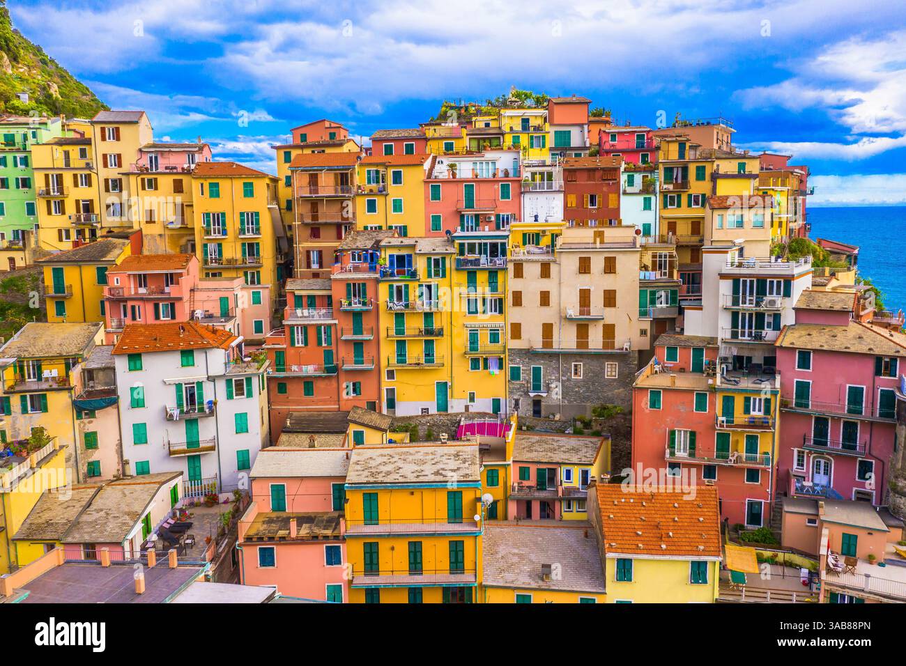 Una splendida vista della vibrante architettura tradizionale di Manarola, cinque Terre, Italia, dove case colorate si aggrappano a ripide scogliere Foto Stock