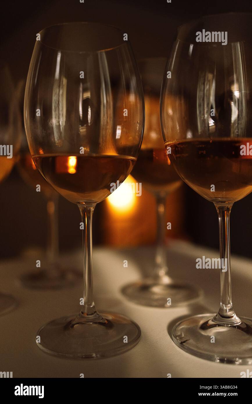 Primo piano di eleganti bicchieri da champagne sul tavolo. Bel bokeh. Bicchieri di vino frizzante per la festa. Deliziose bevande alcoliche in una serata intima Foto Stock