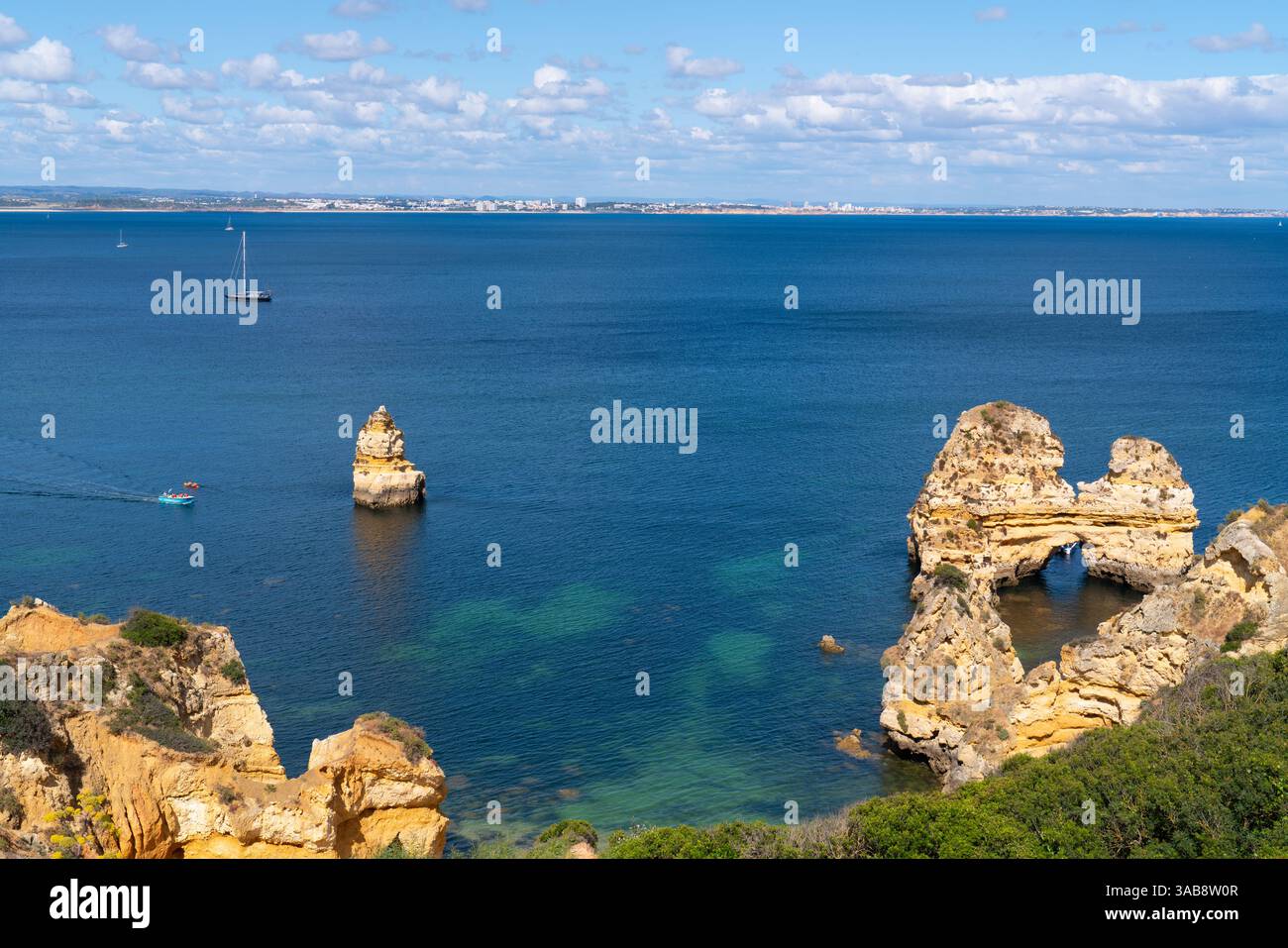 Vista della costa portoghese Ponta da Piedade passeggiata Lagos Portogallo mare limpido in una splendida giornata Foto Stock