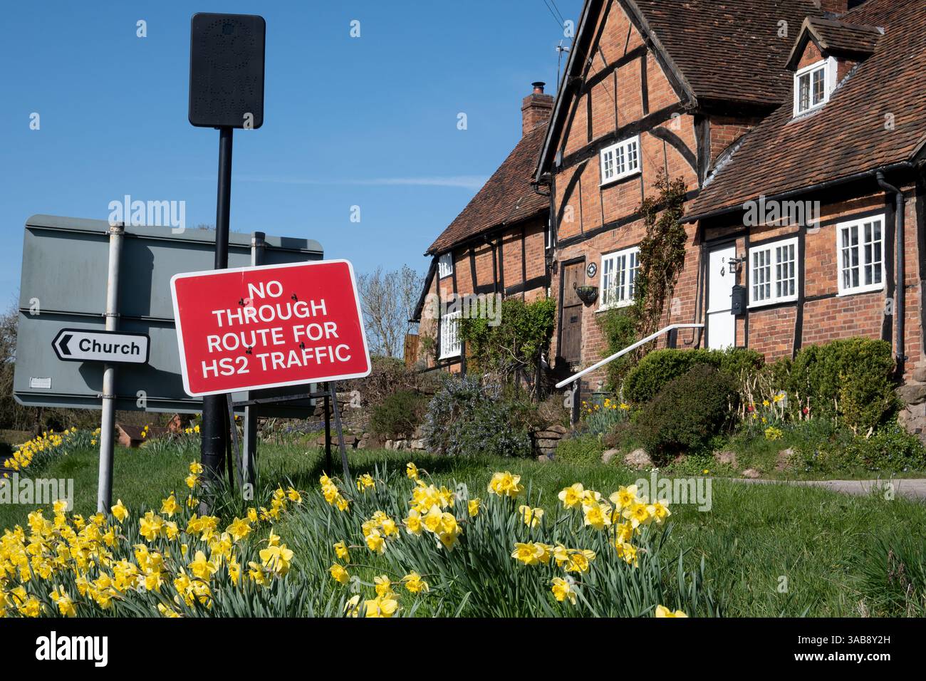 Villaggio di Stoneleigh in primavera con cartello HS2, Warwickshire, Inghilterra, Regno Unito Foto Stock