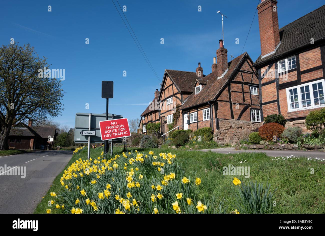 Villaggio di Stoneleigh in primavera con cartello HS2, Warwickshire, Inghilterra, Regno Unito Foto Stock