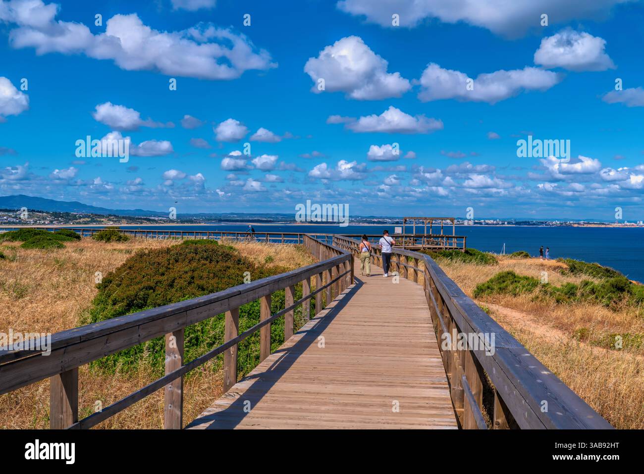 Sentiero pedonale in legno per accedere alla costa di Ponta da Piedade, passeggiata a Lagos Portogallo Foto Stock