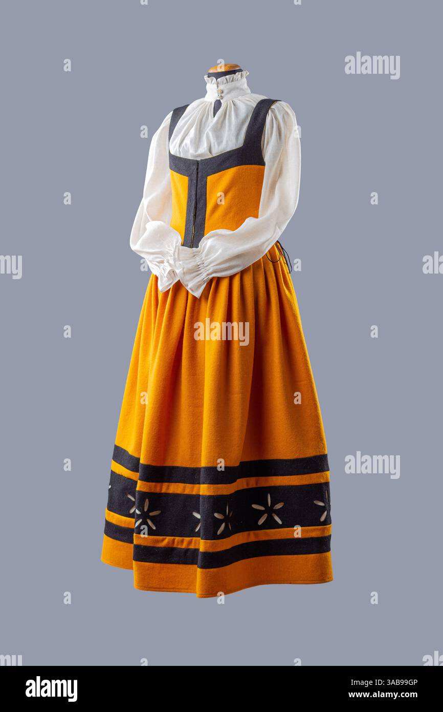 Abito medievale giallo brillante e nero con blusa bianca. Allegro abbigliamento storico caratterizzato da un abito giallo brillante con accenti neri e un fresco W Foto Stock