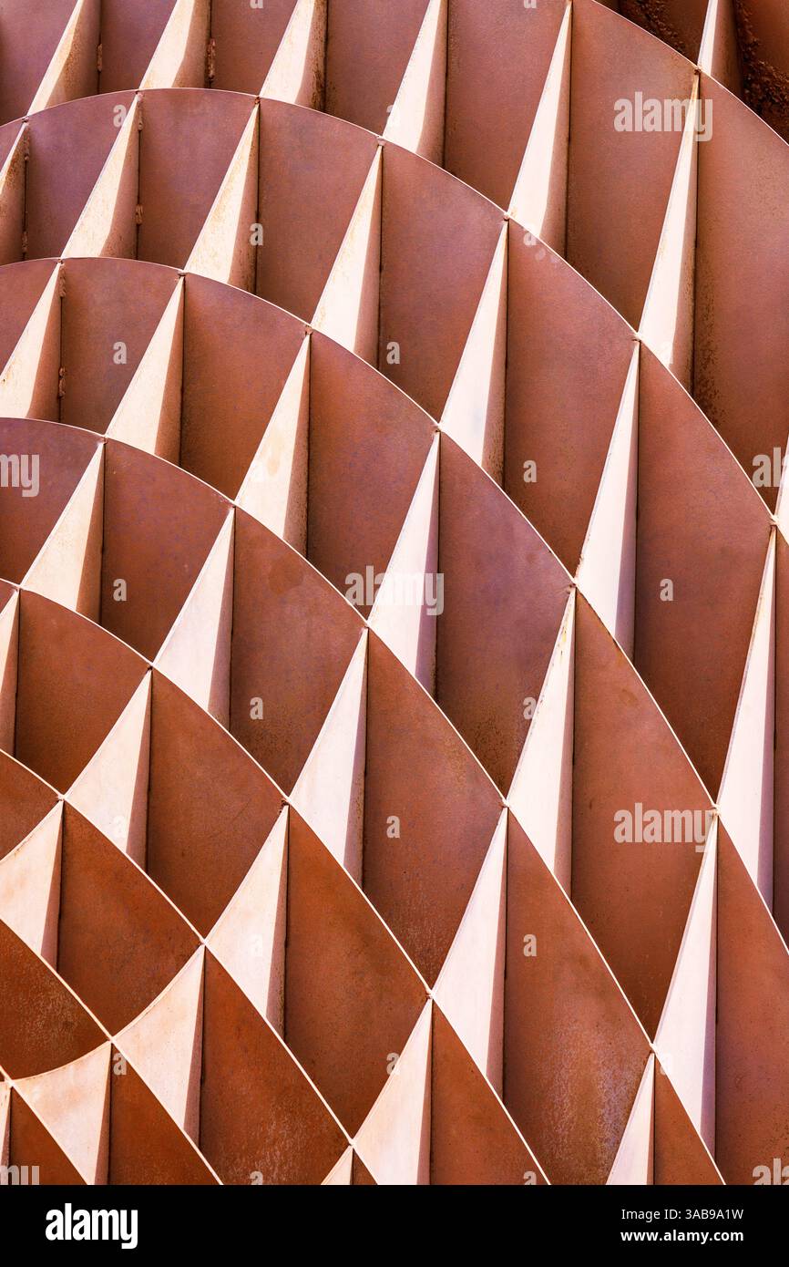 Primo piano di una disposizione astratta e ritmica di pinne di metallo arrugginite e bianche alternate a formare un modello geometrico, situato a Hong Kong. Foto Stock