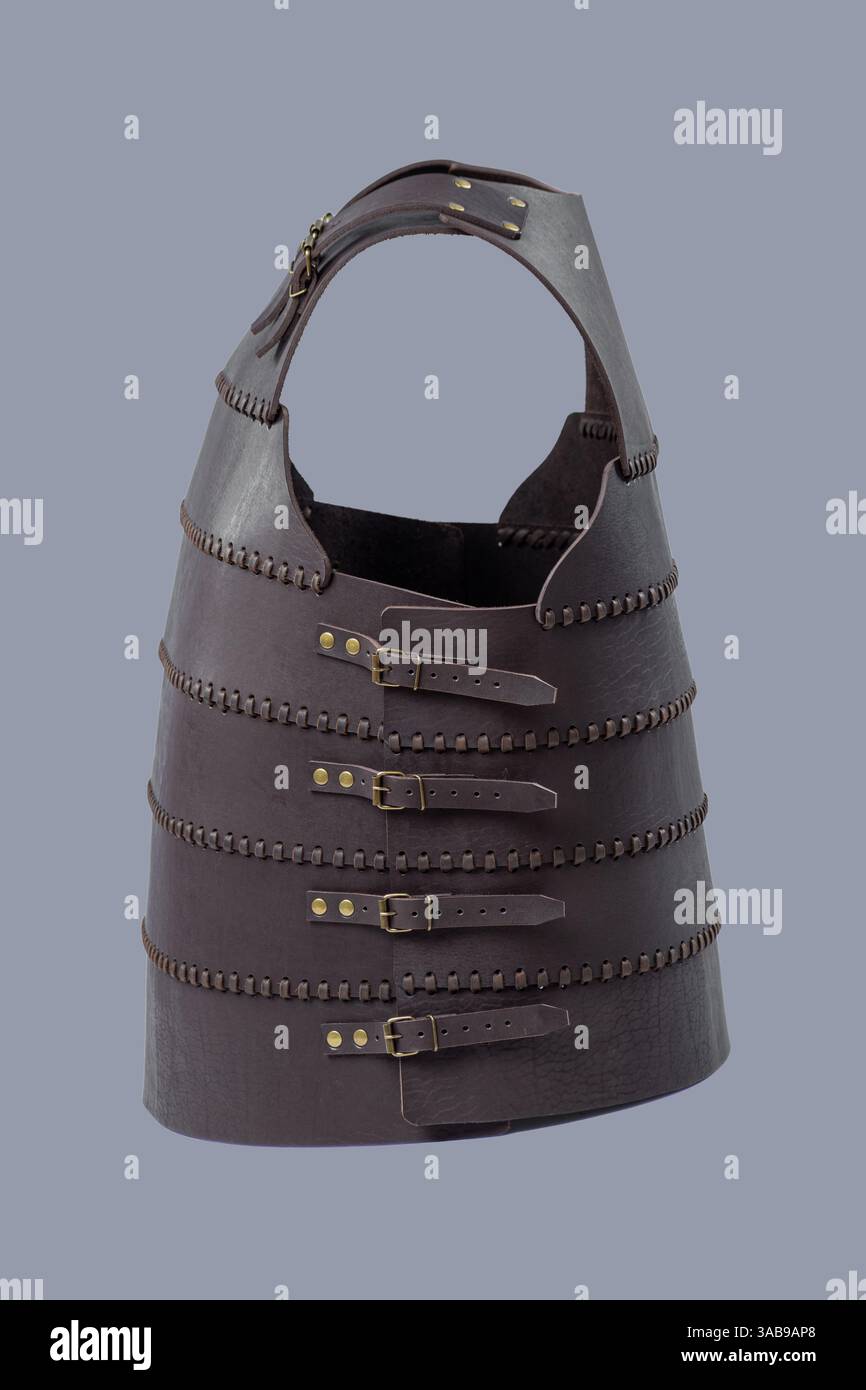 Armatura Torso medievale in pelle marrone con fibbie. Questo cuirass marrone in pelle è dotato di cinghie regolabili e fibbie in ottone, per una protezione del tronco. Foto Stock