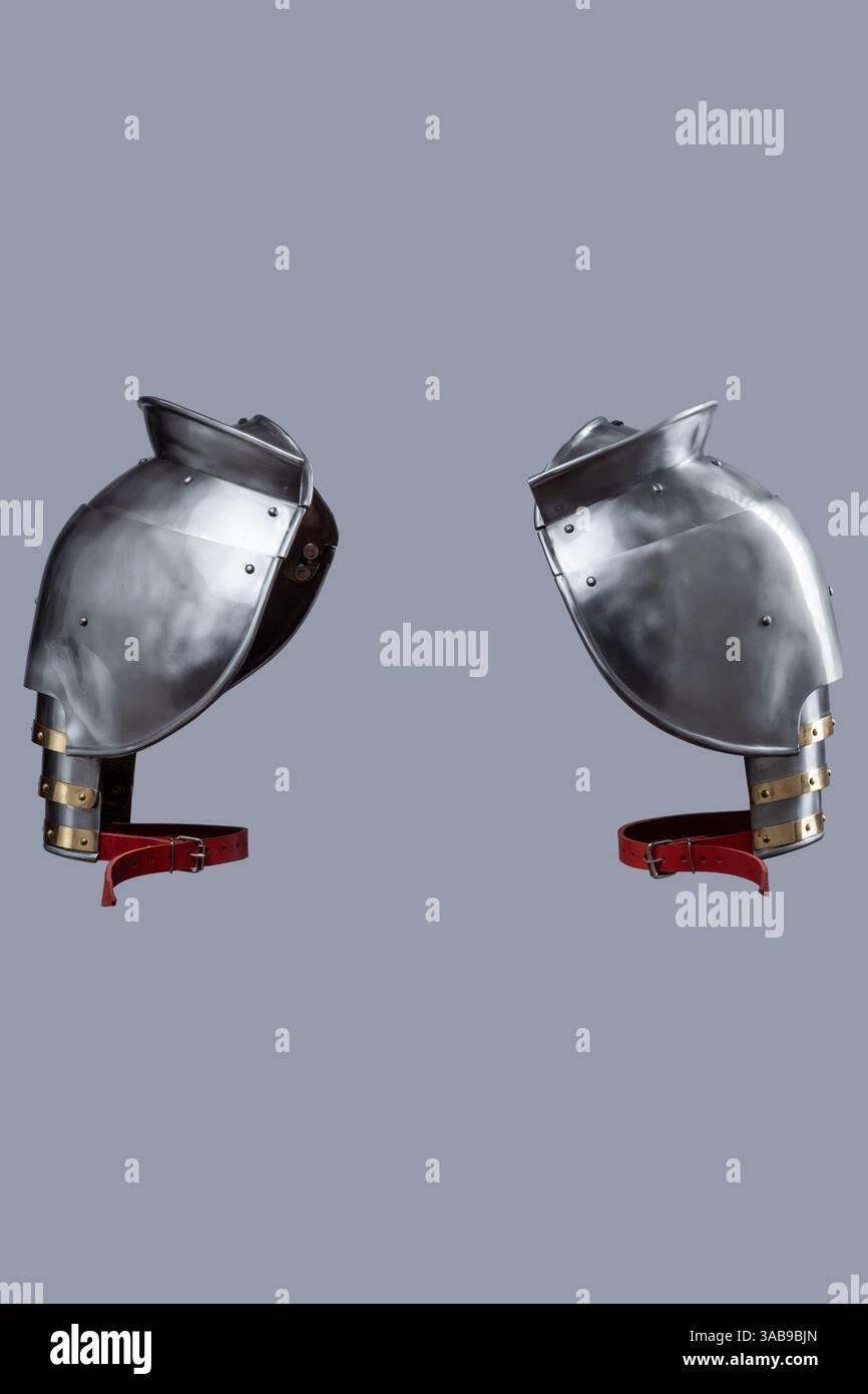 Armatura a spalla medievale in acciaio con gola. Set di spaulder lucidati che proteggono le spalle e la parte superiore del torace. Foto Stock