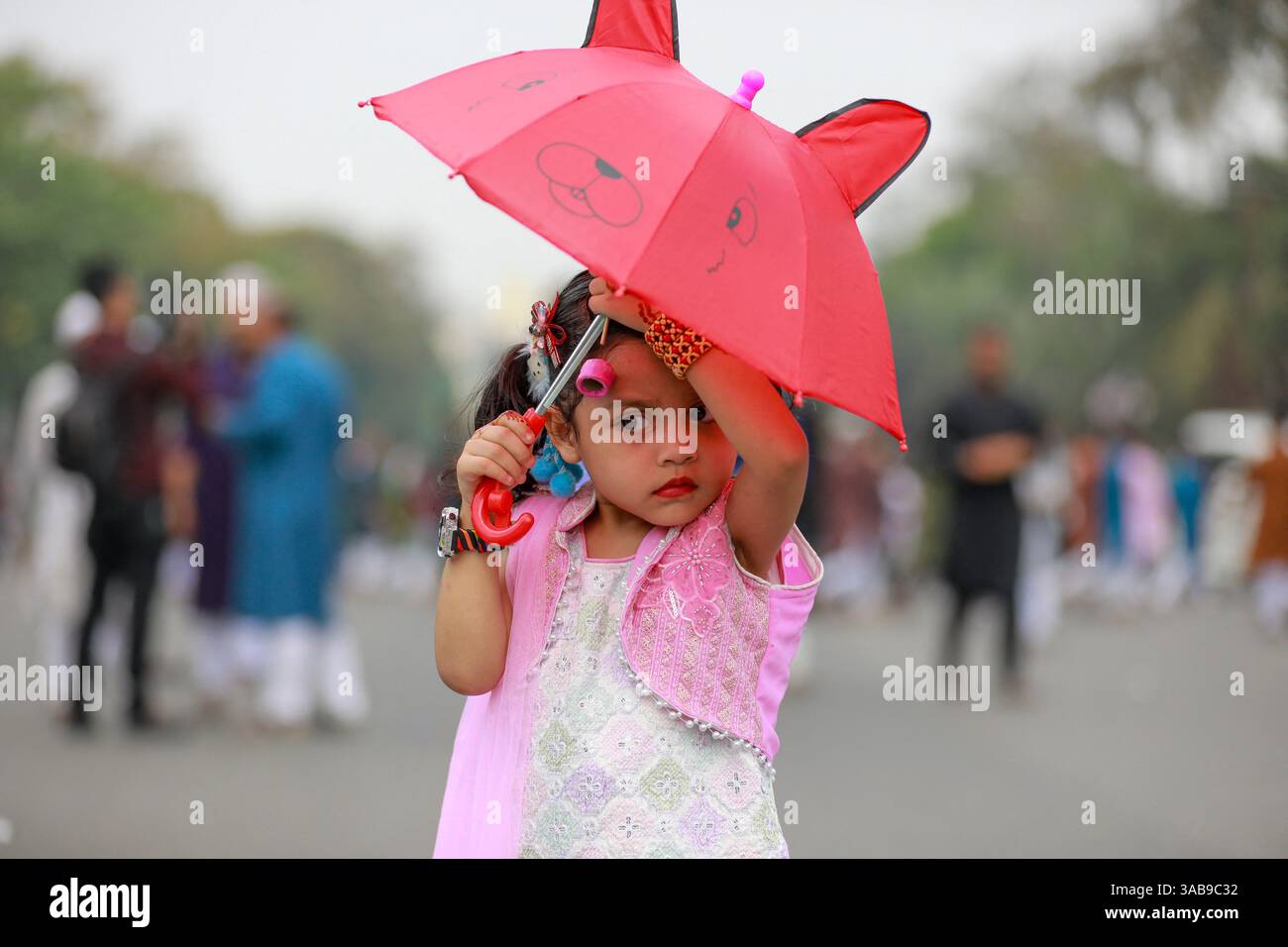 Dacca, Bangladesh. 31 marzo 2025. I musulmani del Bangladesh si riuniscono per celebrare Eid al-Fitr con preghiere, gioia e festeggiamenti, segnando la fine del Ramadan, a Dacca, Bangladesh, il 31 marzo 2025. Foto di Suvra Kanti Das/ABACAPRESS. COM credito: Abaca Press/Alamy Live News Foto Stock