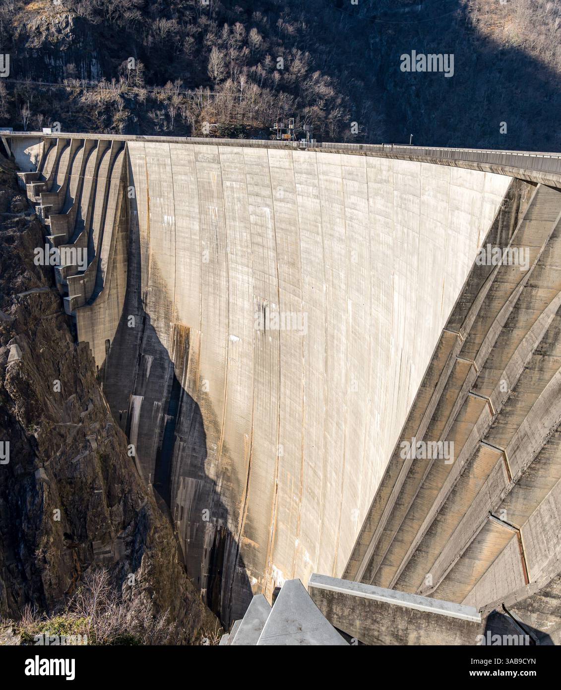 Ripresa aerea dell'iconica diga di Contra nella Valle Verzasca, situata nel pittoresco quartiere di Locarno in Ticino, Svizzera, che mostra i suoi vasti Foto Stock