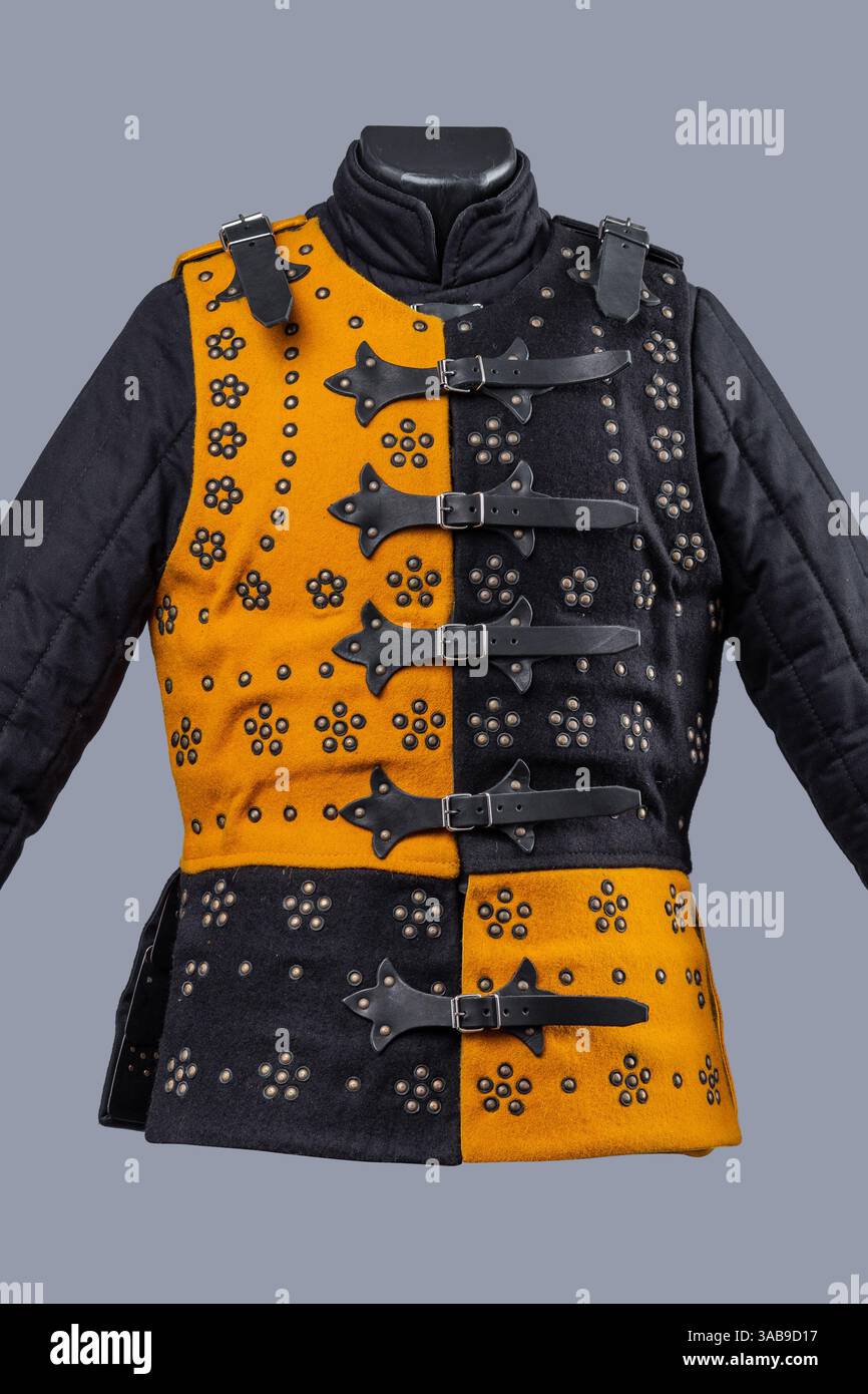 Armatura Brigandina medievale bicolore con fibbie. Esclusiva protezione per il torso con pannelli gialli e neri a contrasto con rivetti decorativi e legumi Foto Stock