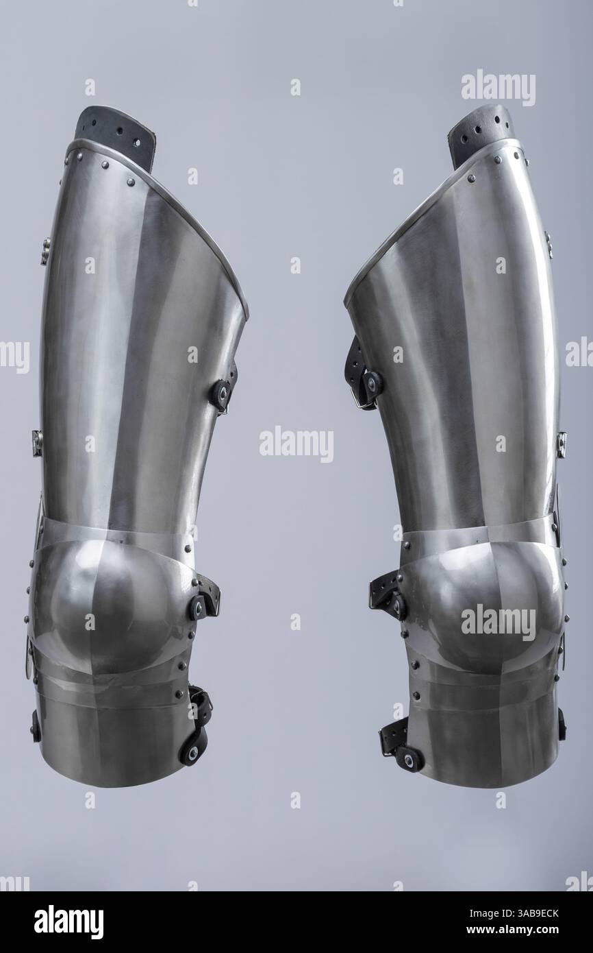 Armatura gamba con piastra in acciaio per Cavaliere medievale. Protezione completa delle gambe con segmenti articolati dal ginocchio alla caviglia. Foto Stock