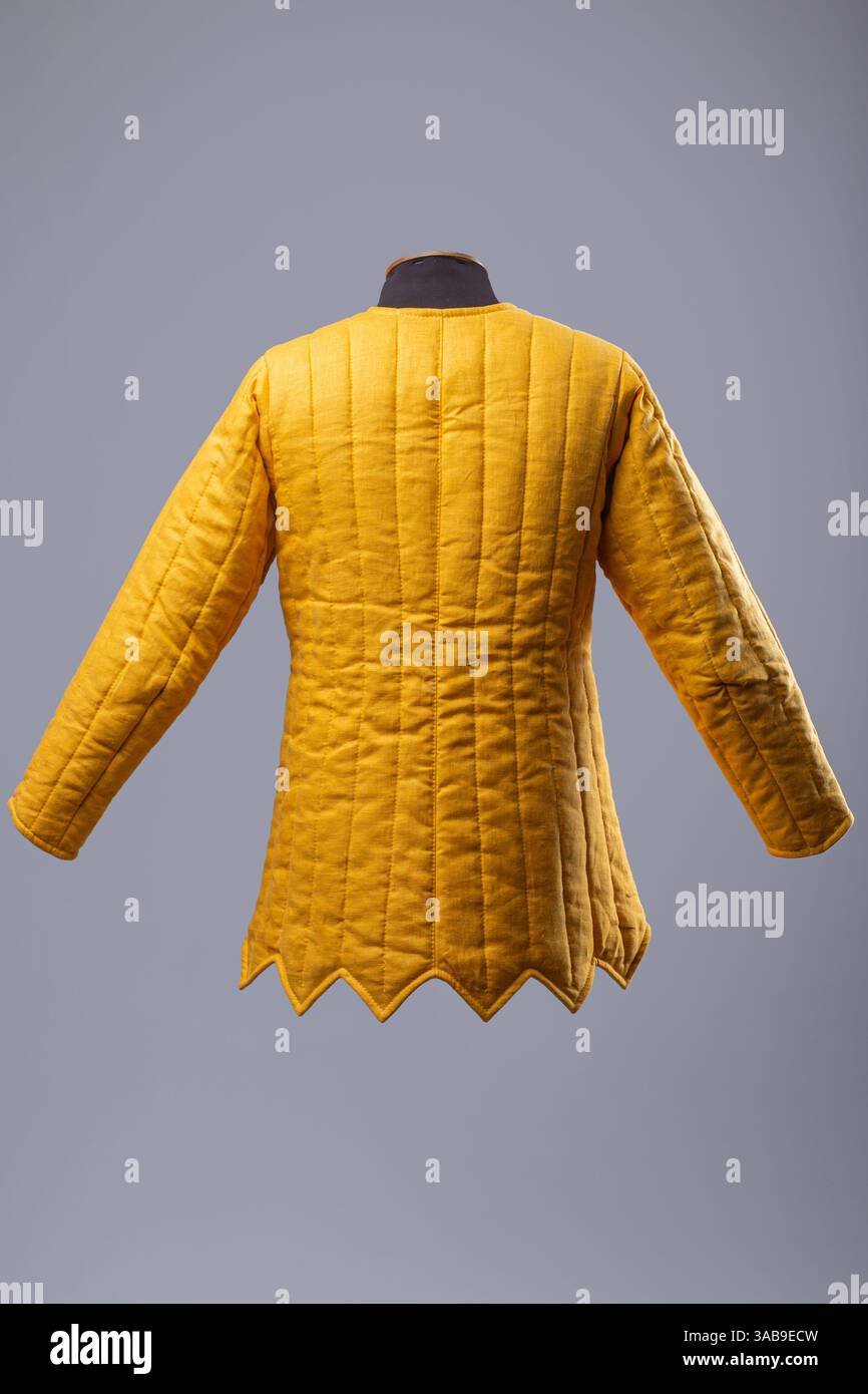 Giacca Gambeson imbottita gialla. Sottoarmatura medievale trapuntata con chiusura a cinturino in pelle. Foto Stock