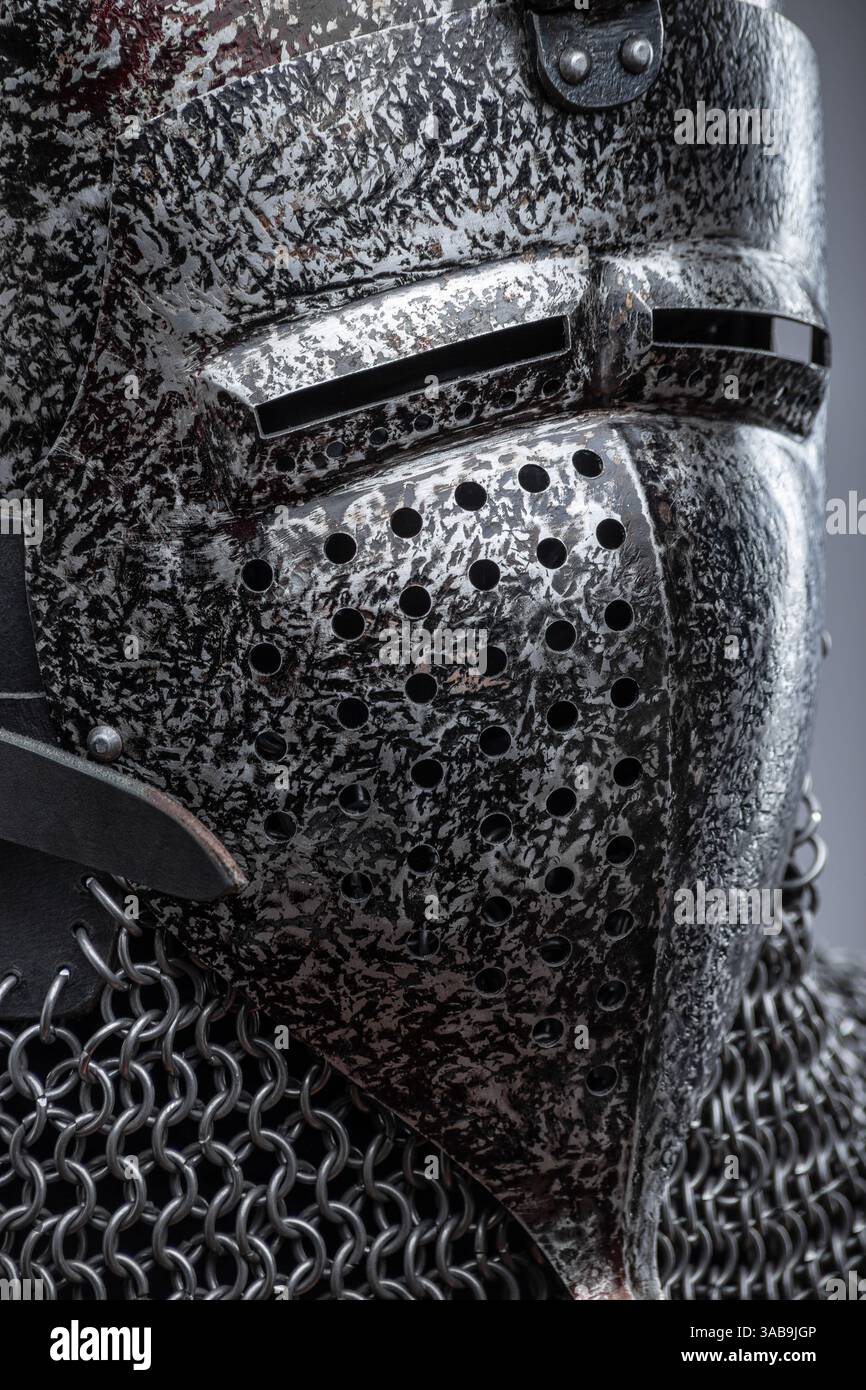 Elmetto in metallo scuro con parte superiore a punta e frontalino. Questa immagine mostra un casco in metallo scuro con una parte superiore appuntita e una mascherina che copre la parte inferiore o Foto Stock