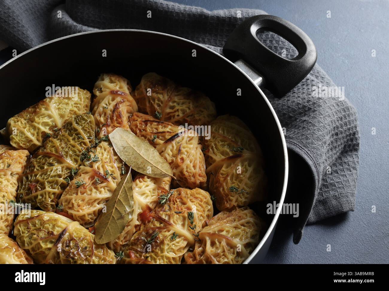 Involtini di cavolo ripieni di carne tritata o verdure e riso. Piatto tradizionale da Moldavia, Ucraina, Russia, Turchia e paesi dell'Asia centrale. Foto Stock
