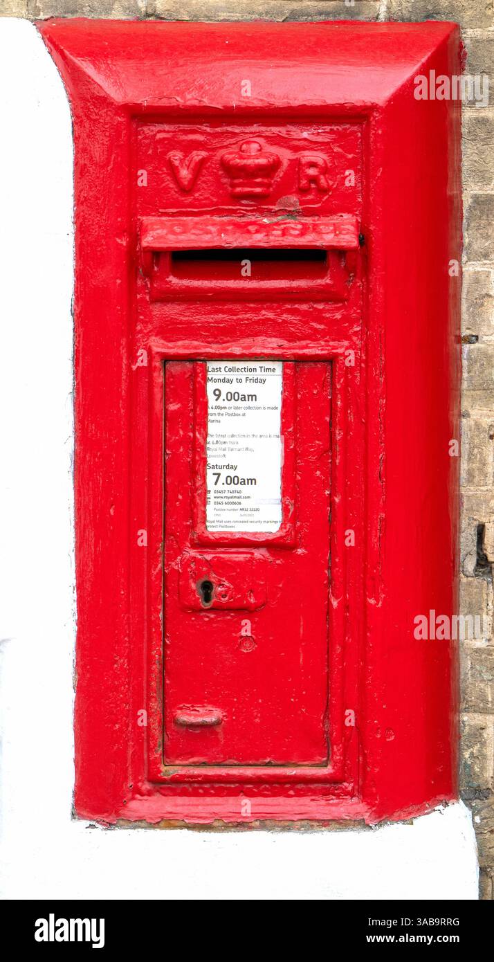 Cassetta postale vittoriana montata a parete nell'atrio della stazione di Lowestoft Central Railway station, Lowestoft, Suffolk, East Anglia, Inghilterra, REGNO UNITO Foto Stock