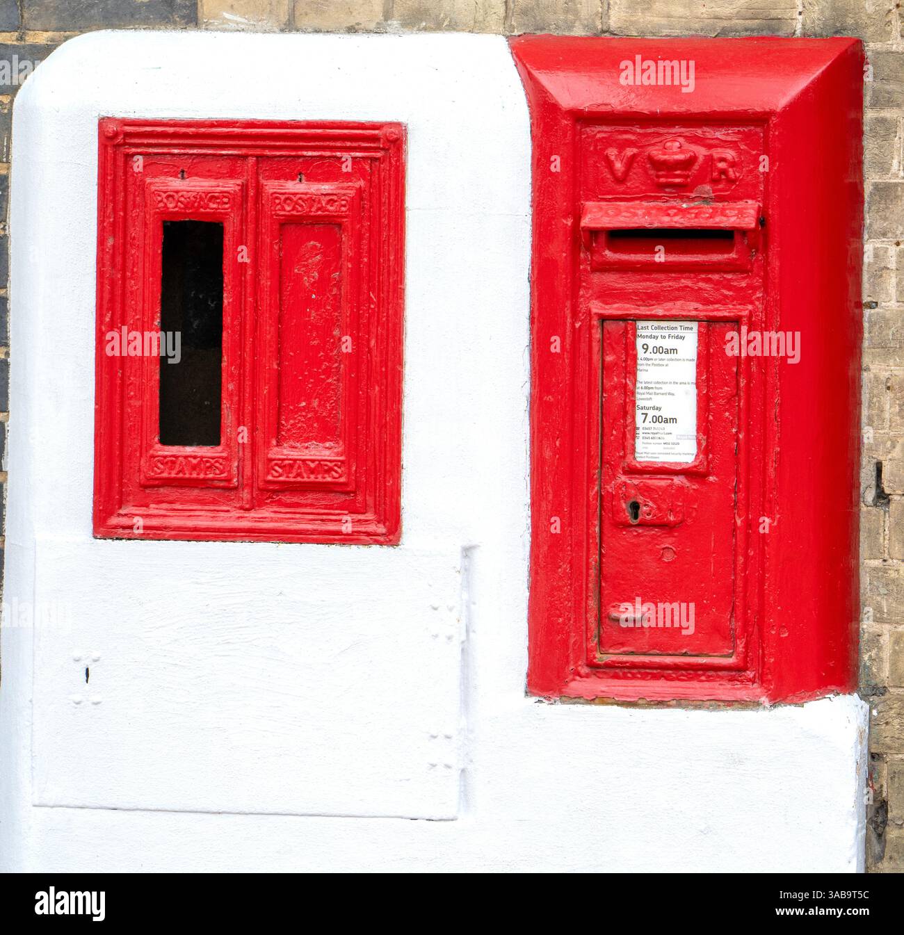 Cassetta postale vittoriana montata a parete nell'atrio della stazione di Lowestoft Central Railway station, Lowestoft, Suffolk, East Anglia, Inghilterra, REGNO UNITO Foto Stock