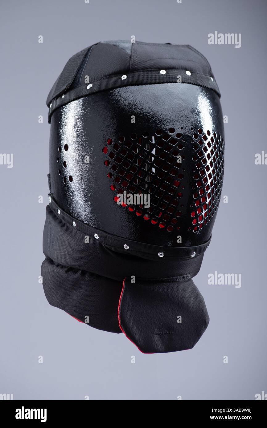 Casco da addestramento Black Buhurt con Dragon Design. Robusta protezione per la testa progettata per gli sport da combattimento medievali e per gli allenamenti rigorosi. Foto Stock