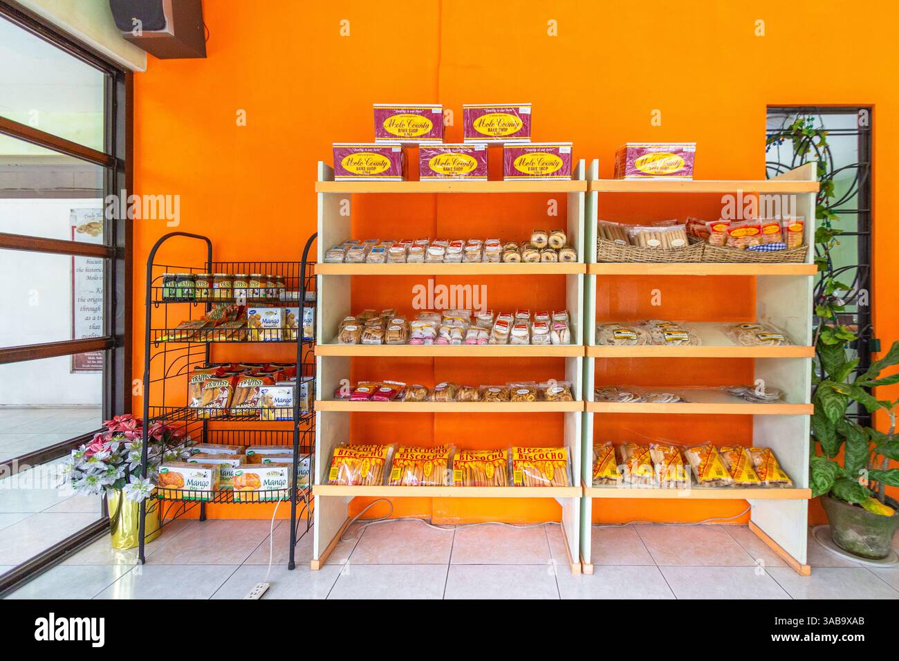 All'interno di un negozio di pasalubong a Iloilo, Filippine, che offre una varietà di prelibatezze tradizionali di Ilonggo e dolci locali Foto Stock