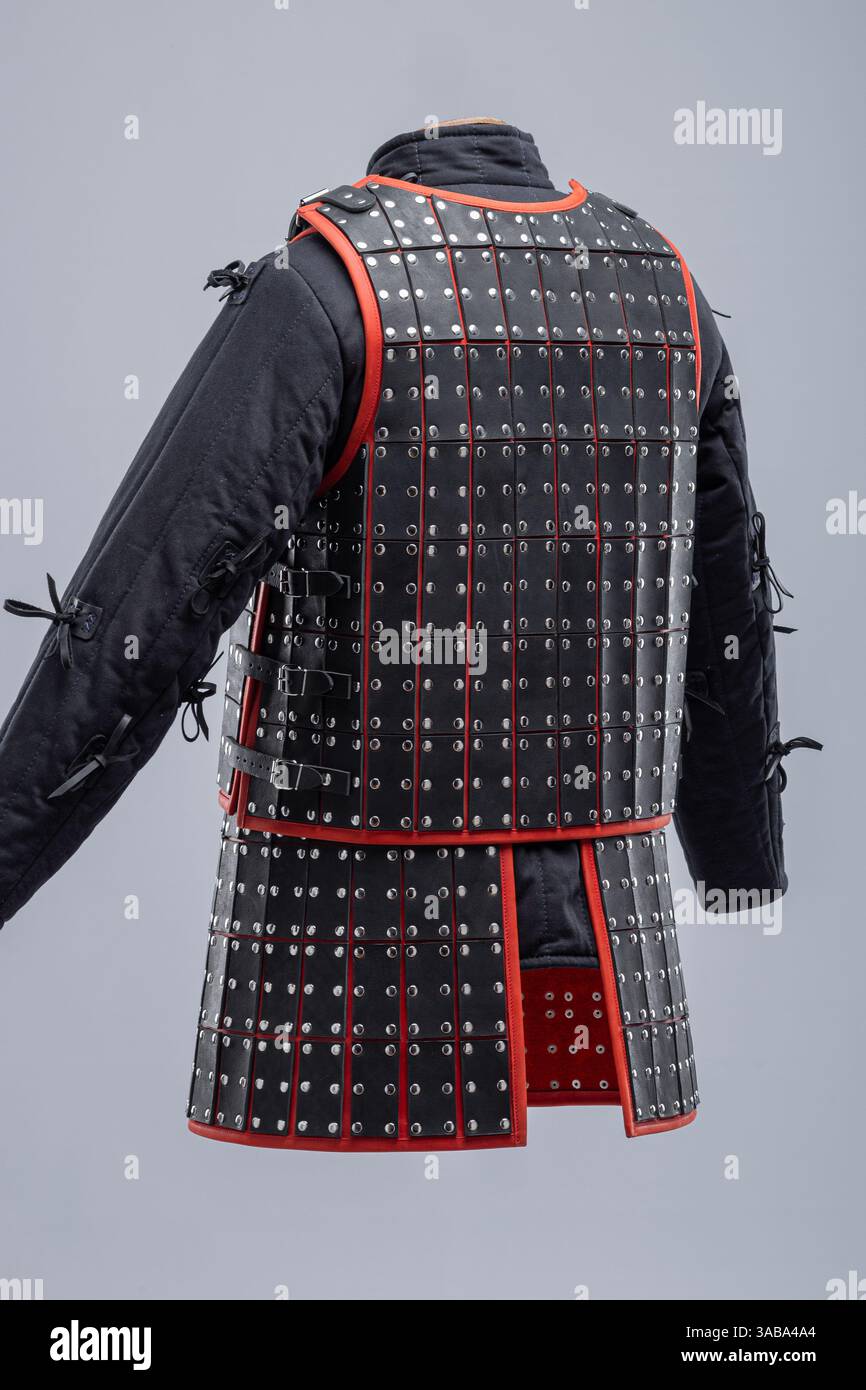 Armatura Samurai in pelle nera con finitura rossa. Tradizionale indumento guerriero giapponese con piatti in pelle a strati e vivaci accenti rossi. Foto Stock