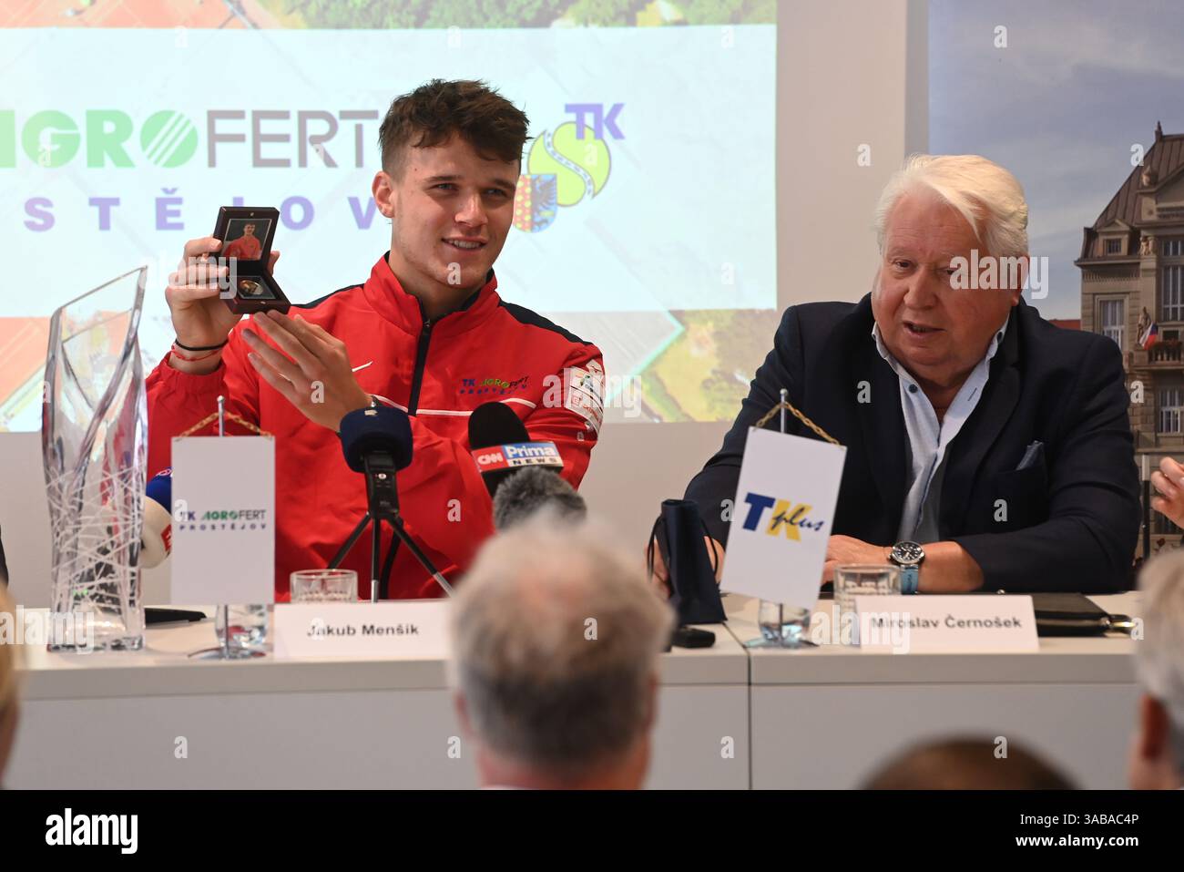 Il tennista ceco e vincitore del torneo ATP Masters di Miami Jakub Mensik (a sinistra) e proprietario di TK Plus Miroslav Cernosek (a destra) partecipano a una conferenza stampa a Prostejov, Repubblica Ceca, il 2 aprile 2025. (Foto CTK/Ludek Perina) Foto Stock