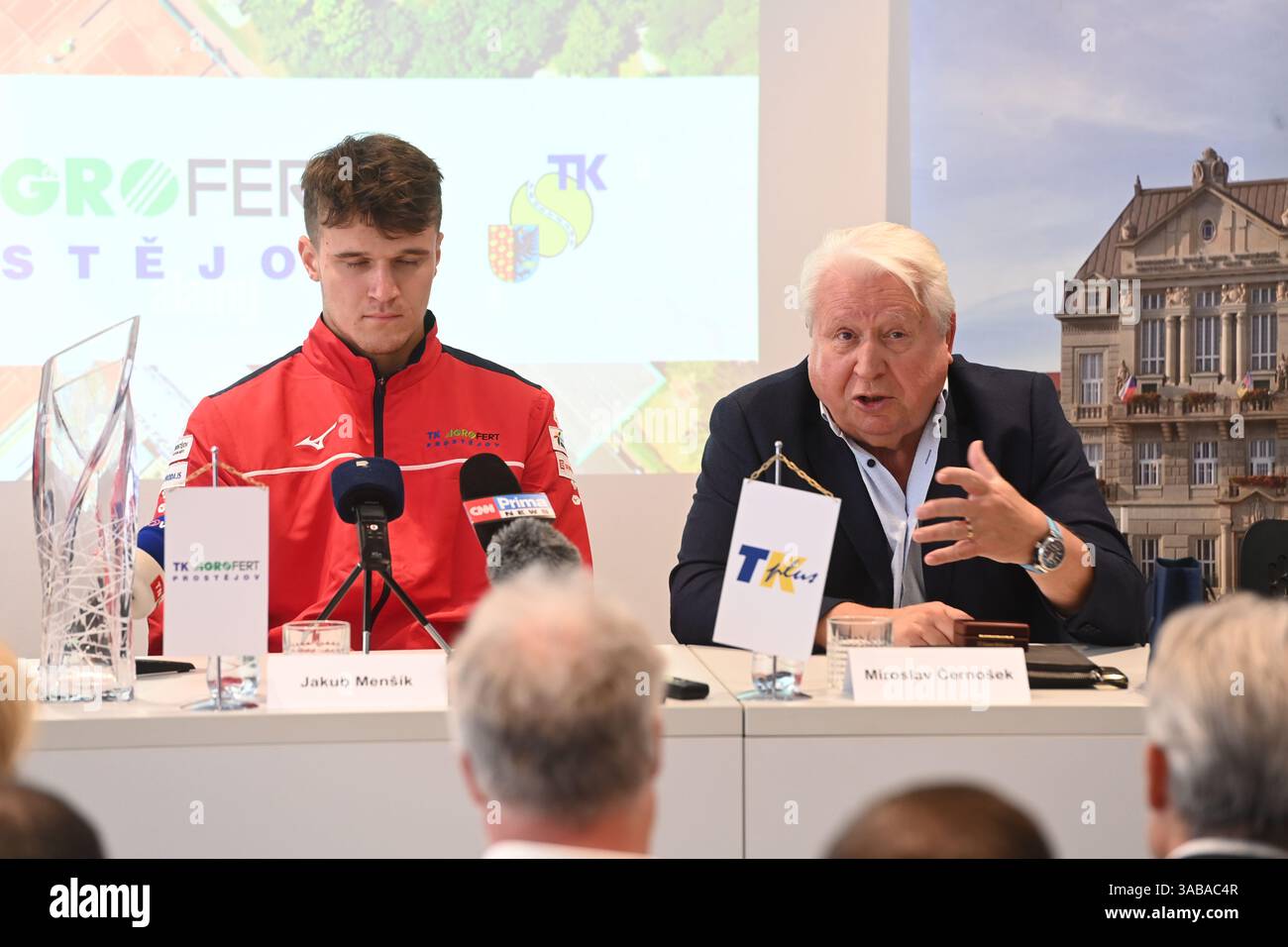 Il tennista ceco e vincitore del torneo ATP Masters di Miami Jakub Mensik (a sinistra) e proprietario di TK Plus Miroslav Cernosek (a destra) partecipano a una conferenza stampa a Prostejov, Repubblica Ceca, il 2 aprile 2025. (Foto CTK/Ludek Perina) Foto Stock