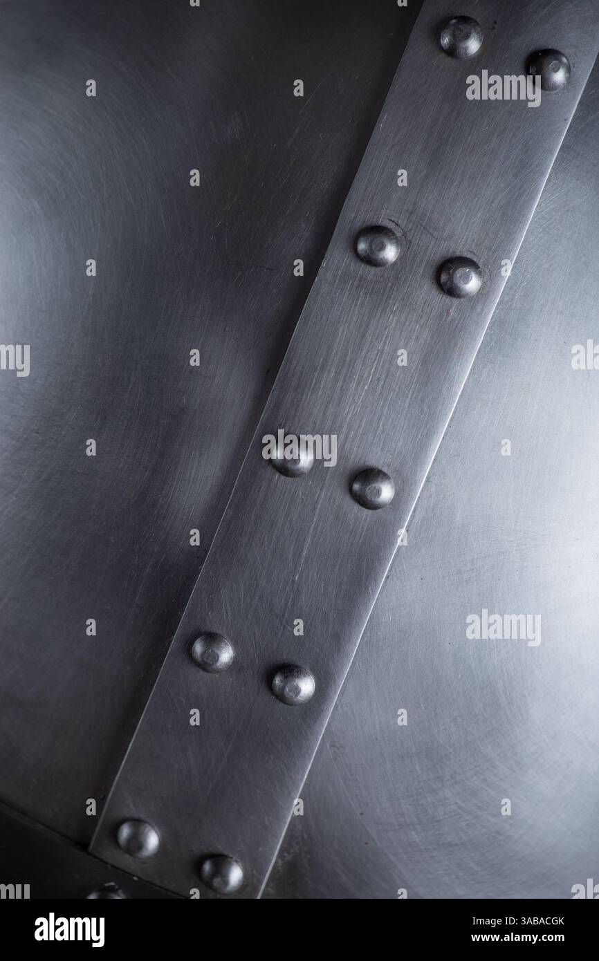 Struttura dettagliata del armatura con piastra in acciaio rivettata. Foto ravvicinata che mostra la maestria artigianale di un piatto metallico con rivetti forti. Foto Stock