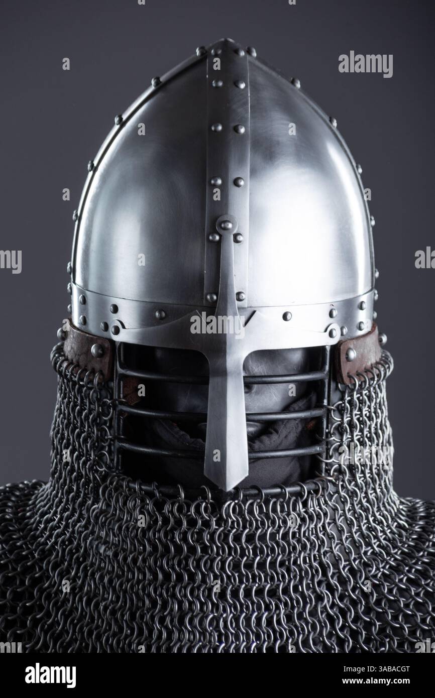 Semplice elmetto nasale Medieval Knight con Chainmail. Protezione classica per la testa con nasello centrale e colletto a catena. Foto Stock