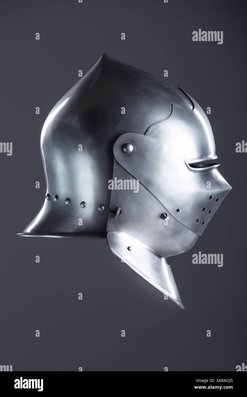Elmetto con armatura medievale in argento lucido e visiera perforata. Questo rivestimento in argento lucido presenta un cranio arrotondato, uno smusso protettivo e una visiera con mu Foto Stock
