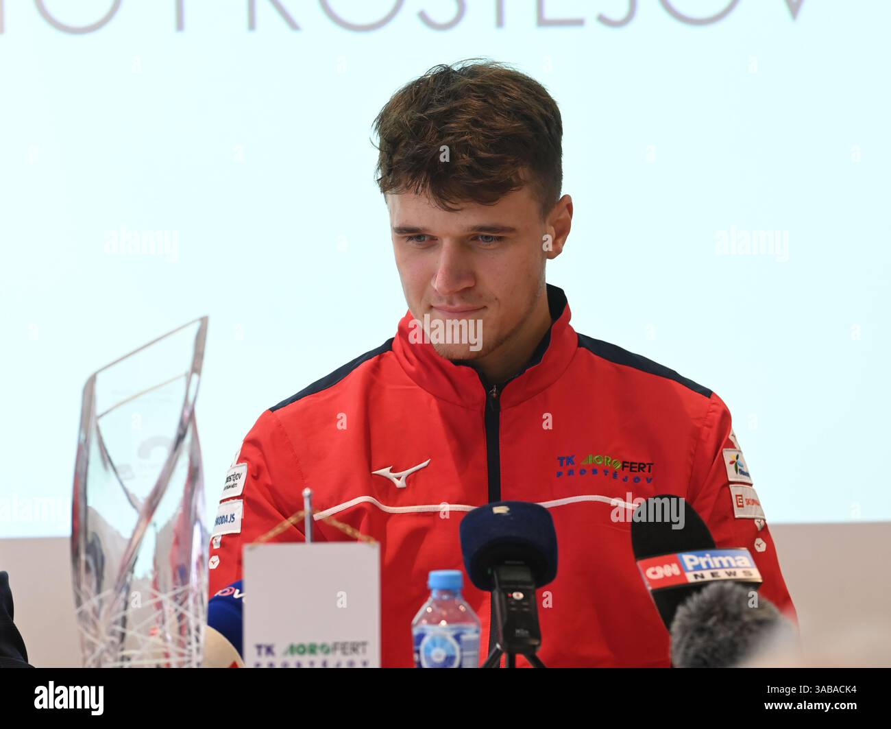 Prostejov, Repubblica Ceca. 2 aprile 2025. Il tennista ceco e vincitore del torneo ATP Masters di Miami Jakub Mensik tiene una conferenza stampa a Prostejov, Repubblica Ceca, il 2 aprile 2025. Crediti: Ludek Perina/CTK Photo/Alamy Live News Foto Stock