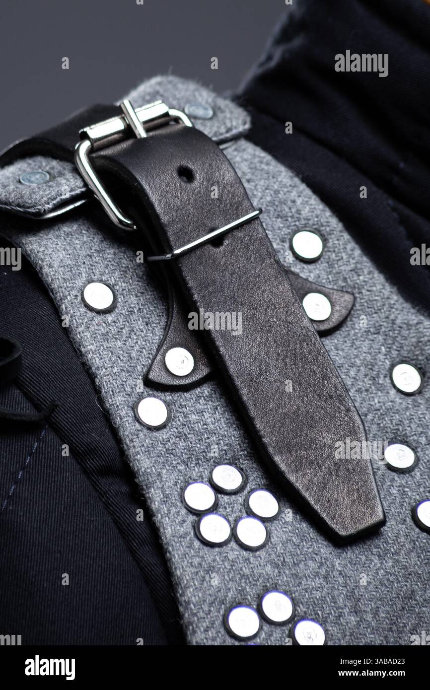 Primo piano di tracolle e rivetti Brigandine Armor in pelle. Vista dettagliata della brigantina grigia che mostra le cinghie in pelle, le fibbie e i rivetti metallici Foto Stock