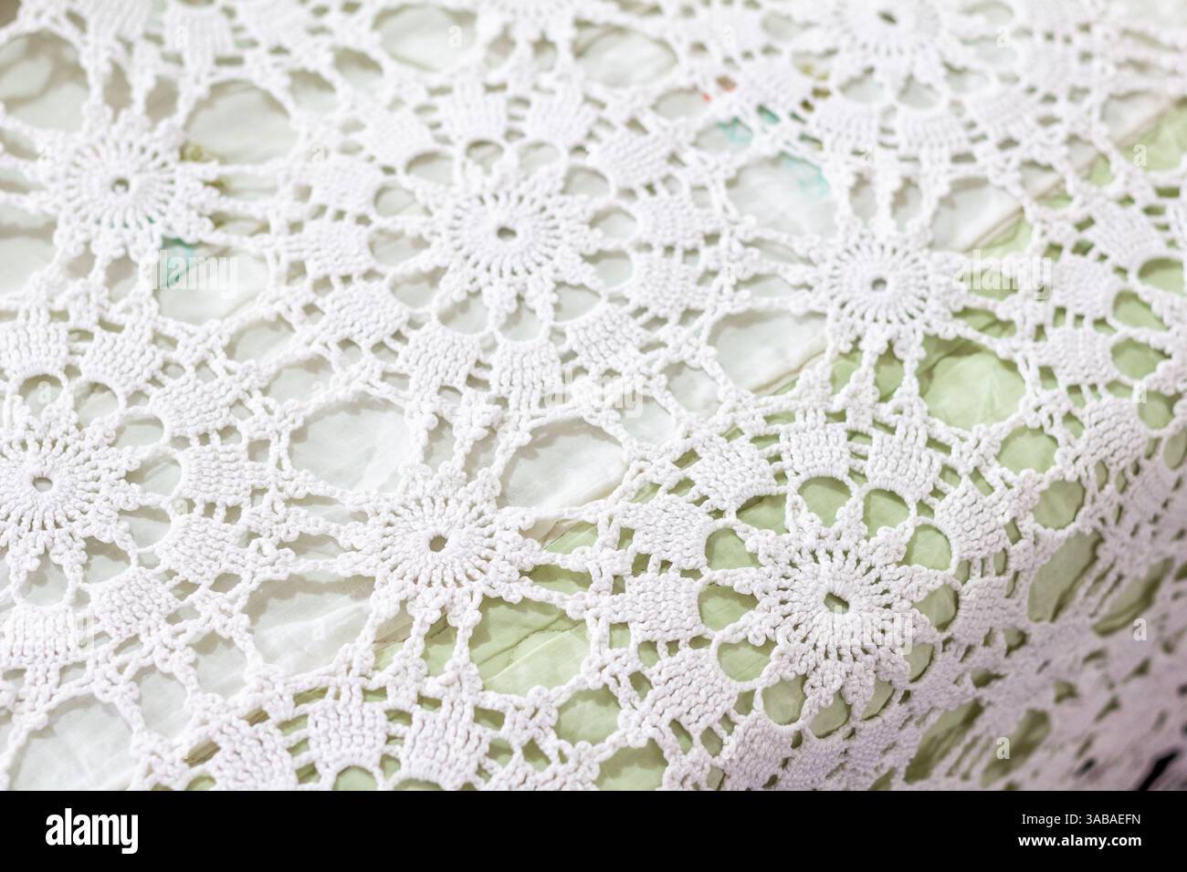 Dettaglio del tostapane all'uncinetto a mano all'interno di una casa filippina degli anni '1950 situata a Iloilo, Filippine Foto Stock