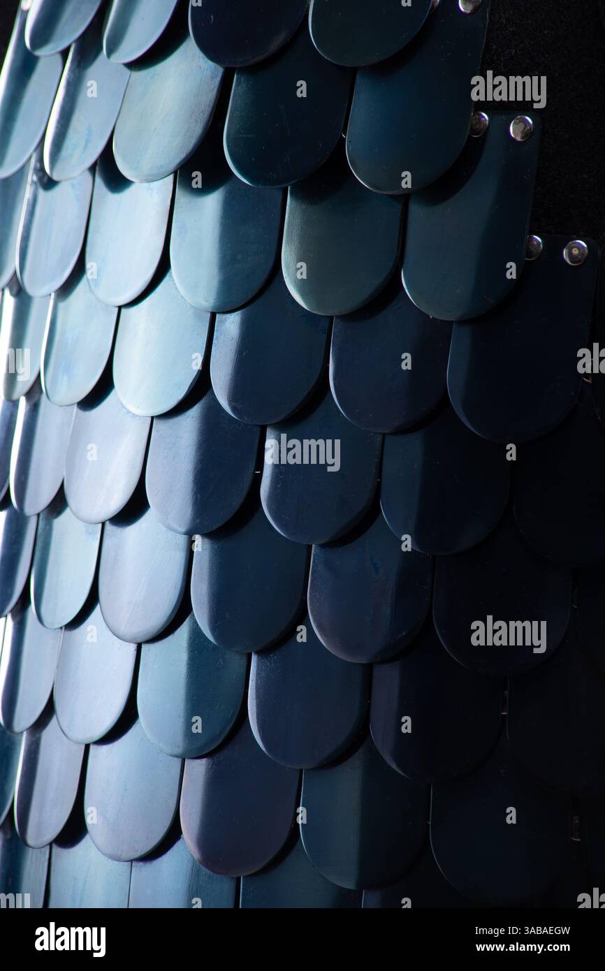 Primo piano di scale dell'armatura lamellare bizantina. Vista dettagliata delle piastre metalliche sovrapposte su un'armatura in scala medievale. Foto Stock