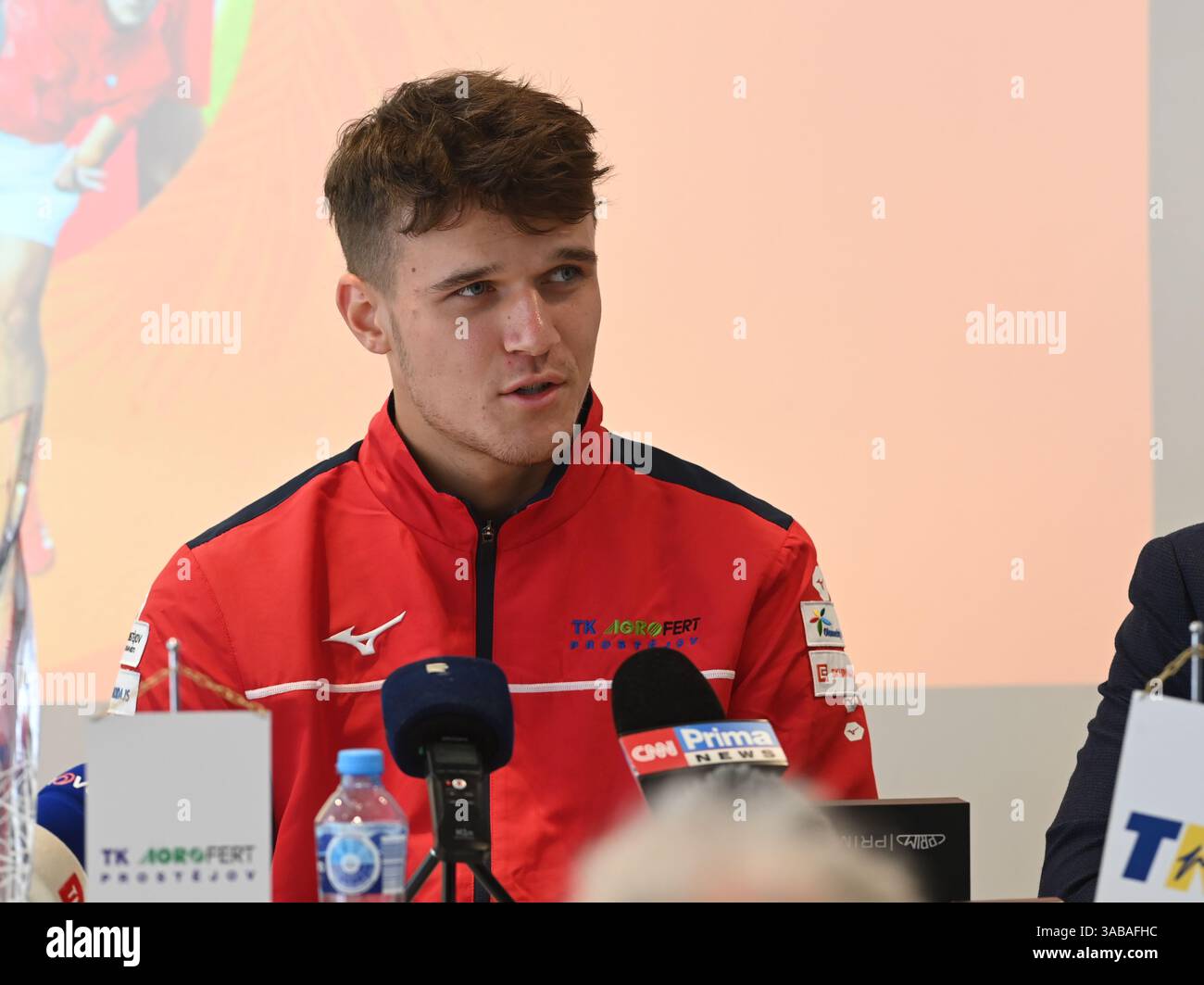 Prostejov, Repubblica Ceca. 2 aprile 2025. Il tennista ceco e vincitore del torneo ATP Masters di Miami Jakub Mensik tiene una conferenza stampa a Prostejov, Repubblica Ceca, il 2 aprile 2025. Crediti: Ludek Perina/CTK Photo/Alamy Live News Foto Stock