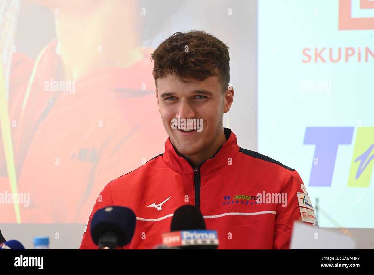 Prostejov, Repubblica Ceca. 2 aprile 2025. Il tennista ceco e vincitore del torneo ATP Masters di Miami Jakub Mensik tiene una conferenza stampa a Prostejov, Repubblica Ceca, il 2 aprile 2025. Crediti: Ludek Perina/CTK Photo/Alamy Live News Foto Stock