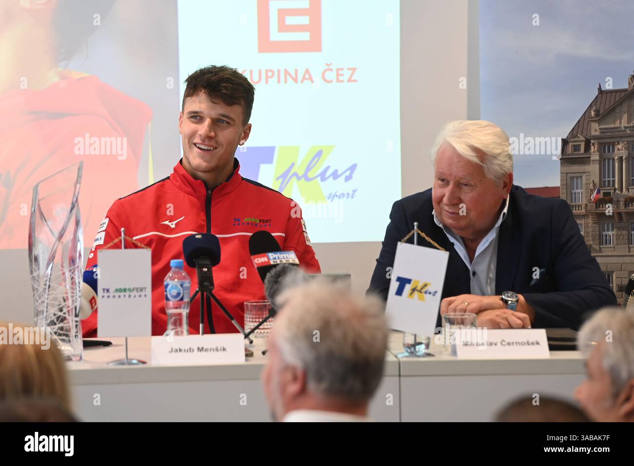 Prostejov, Repubblica Ceca. 2 aprile 2025. Il tennista ceco e vincitore del torneo ATP Masters di Miami Jakub Mensik (a sinistra) e proprietario di TK Plus Miroslav Cernosek (a destra) partecipano a una conferenza stampa a Prostejov, Repubblica Ceca, il 2 aprile 2025. Crediti: Ludek Perina/CTK Photo/Alamy Live News Foto Stock