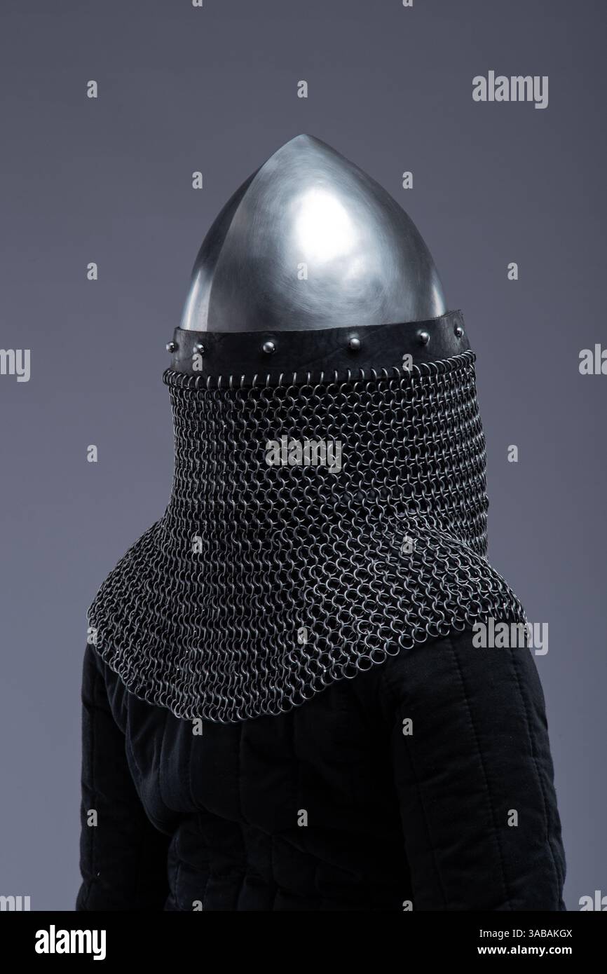 Norman Helmet con Chainmail Aventail. Protezione per la testa medievale con barra nasale e protezione per il collo a catena. Foto Stock