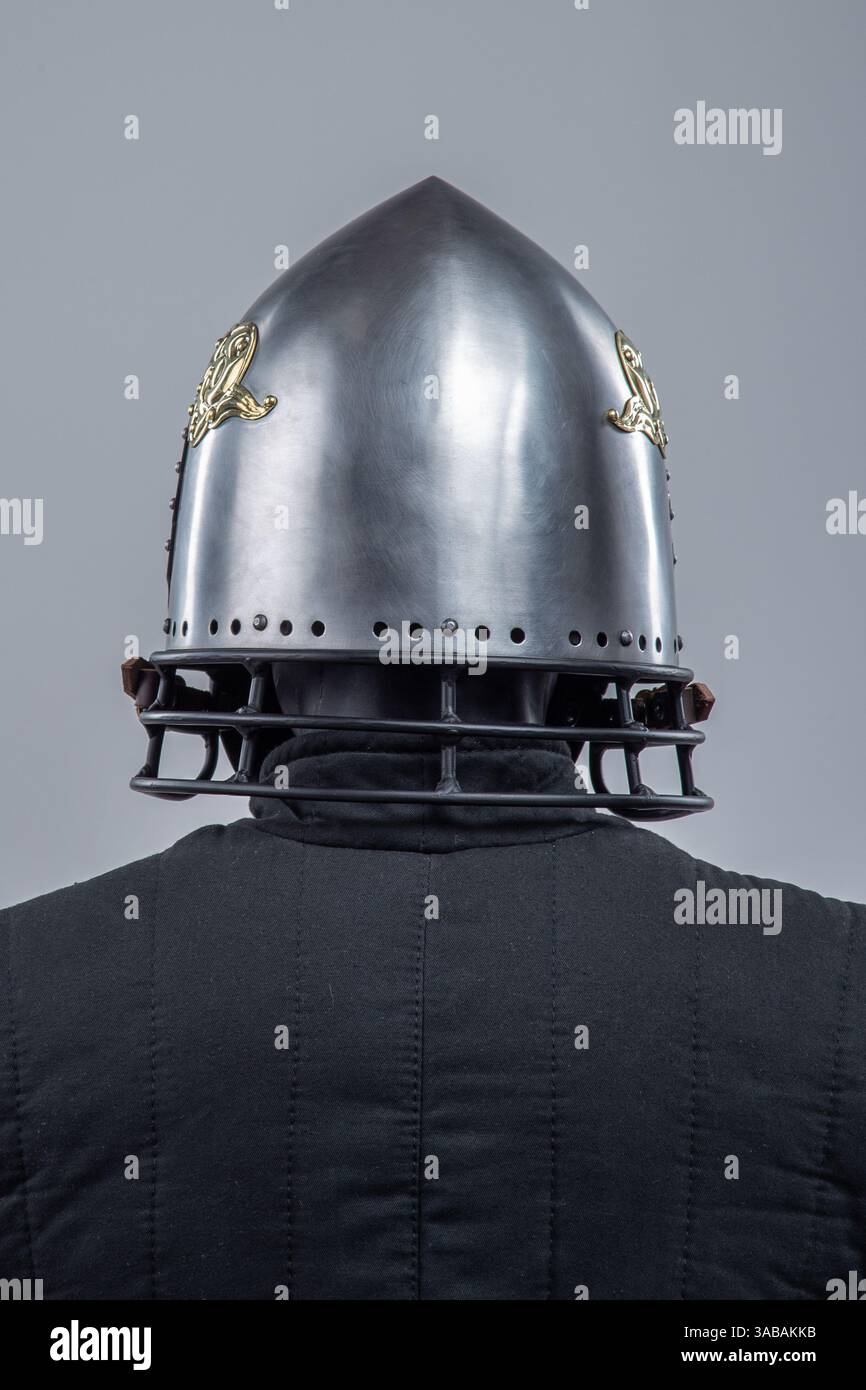 Elmetto argento con maschera decorativa. Esclusiva protezione per la testa medievale con dettagli dorati Foto Stock