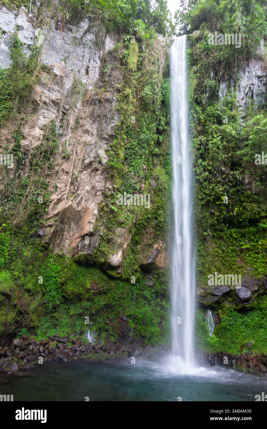 Le cascate Katibawasan sull'isola Camiguin Filippine sono una delle meraviglie naturali da non perdere a Mindanao Foto Stock
