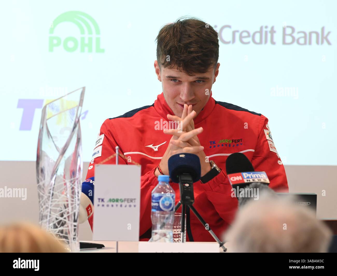 Prostejov, Repubblica Ceca. 2 aprile 2025. Il tennista ceco e vincitore del torneo ATP Masters di Miami Jakub Mensik tiene una conferenza stampa a Prostejov, Repubblica Ceca, il 2 aprile 2025. Crediti: Ludek Perina/CTK Photo/Alamy Live News Foto Stock