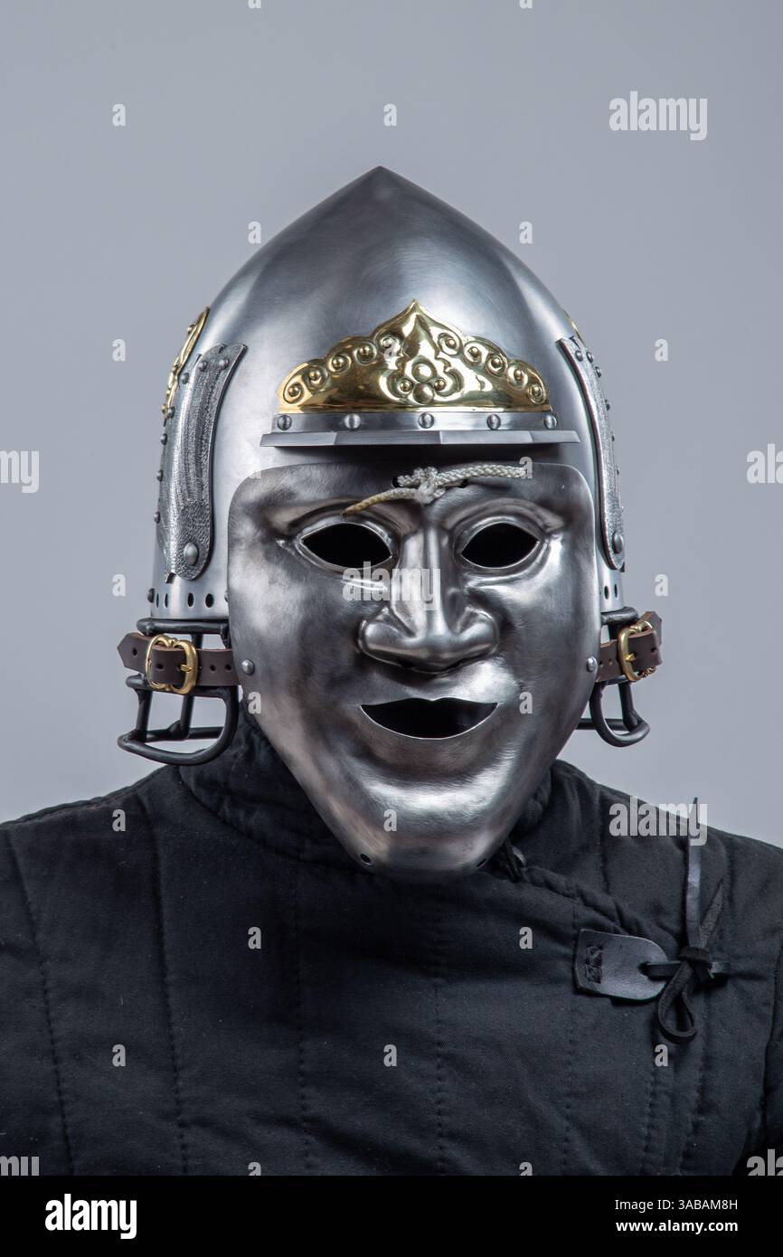 Elmetto argento con maschera decorativa. Esclusiva protezione per la testa medievale con dettagli dorati Foto Stock