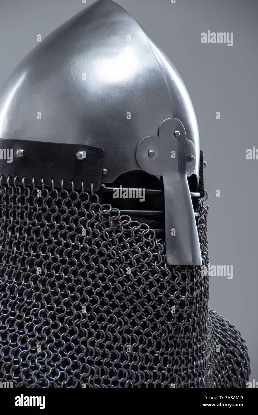 Casco Norman Silver con barra nasale. Questa immagine mostra un casco normanno in argento lucido, caratterizzato dalla sua forma conica e da una sporgenza nasale prominente Foto Stock