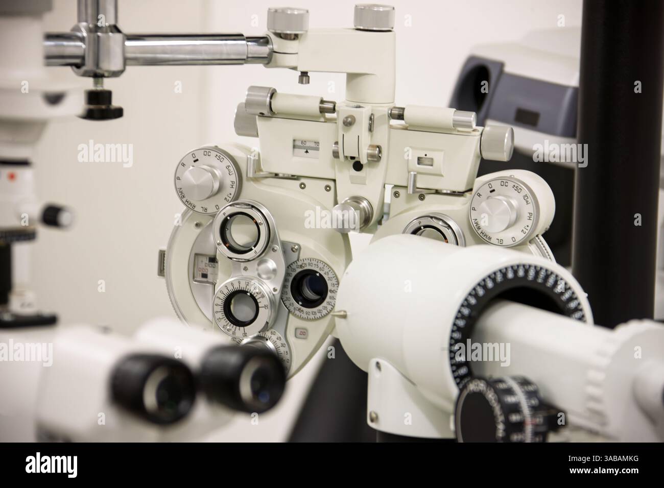 Macchine ottiche utilizzate per controllare gli occhi optometria, strumenti non utilizzati da persone Foto Stock