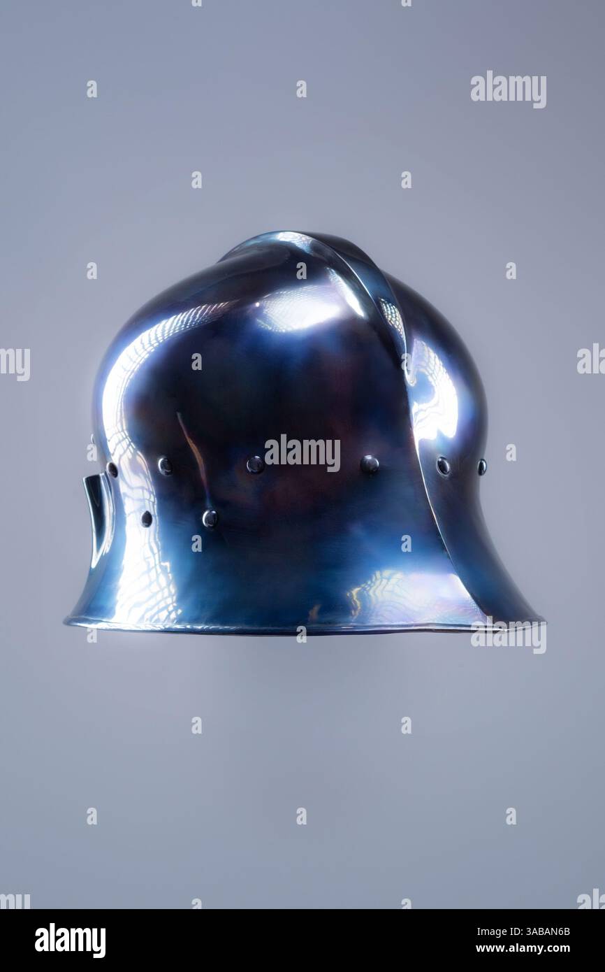Elmetto Sallet in acciaio lucido. Elegante protezione per la testa medievale con parte posteriore allungata. Foto Stock