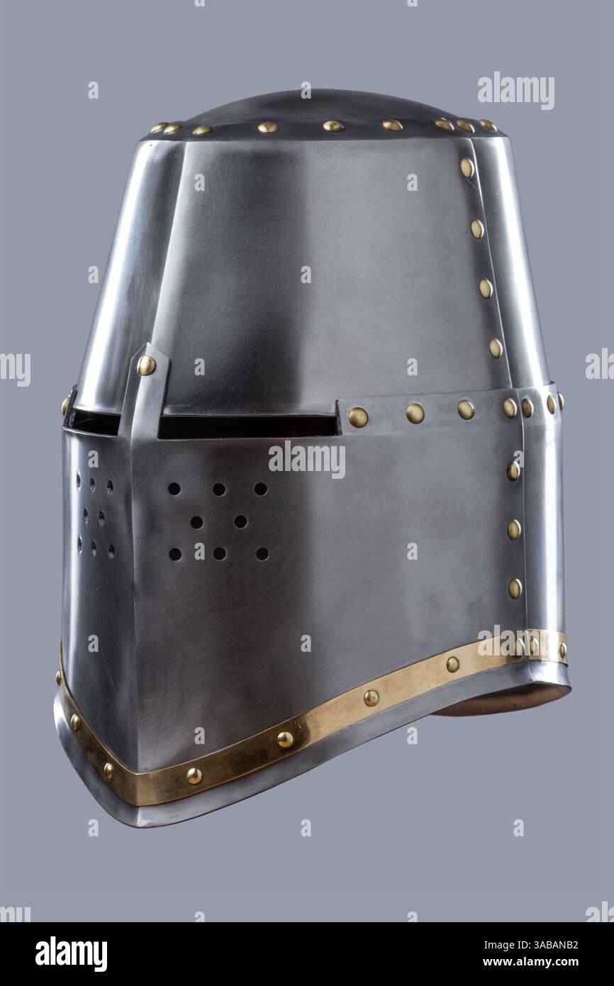 Silver Great Helm con fori di ventilazione. Questa immagine mostra un grande timone in argento lucido, un tipo di casco medievale, con una parte superiore piatta, fessure per gli occhi strette, un Foto Stock