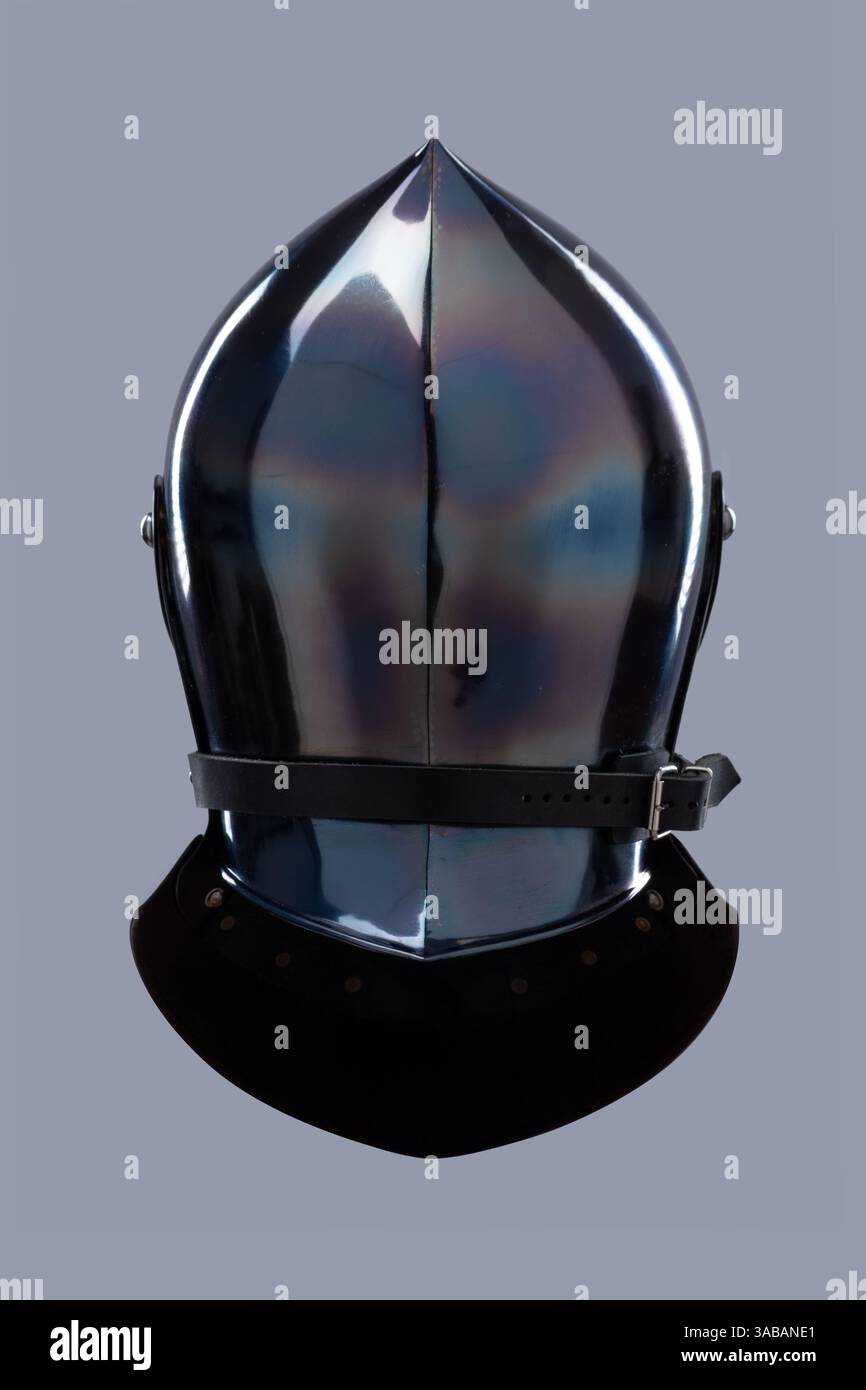 Elmetto chiuso lucido scuro con fori di ventilazione. Questa immagine mostra un casco scuro e lucido, probabilmente realizzato in acciaio annerito, con una forma liscia e arrotondata Foto Stock